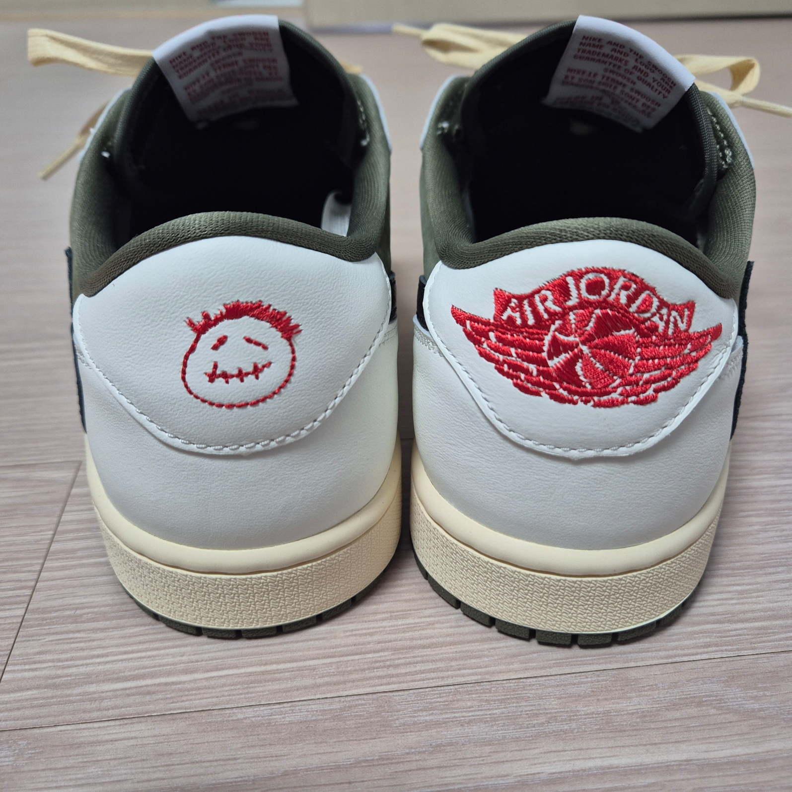 Jordan 1 x Travis Scott Retro Low OG SP Reverse Olive 착용 스타일 - 6