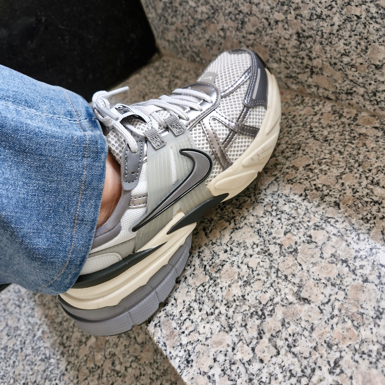 Nike V2K Run Pure Platinum Wolf Grey 착용 스타일