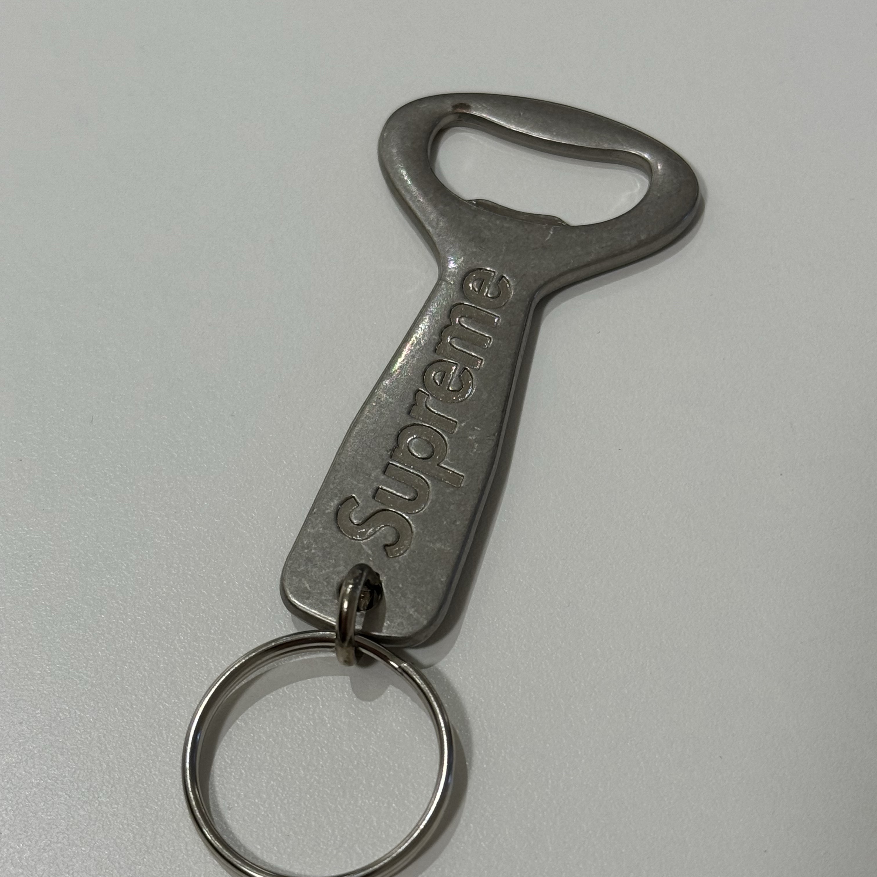 Supreme Bottle Opener Keychain Silver - 24FW 착용 스타일 - 1