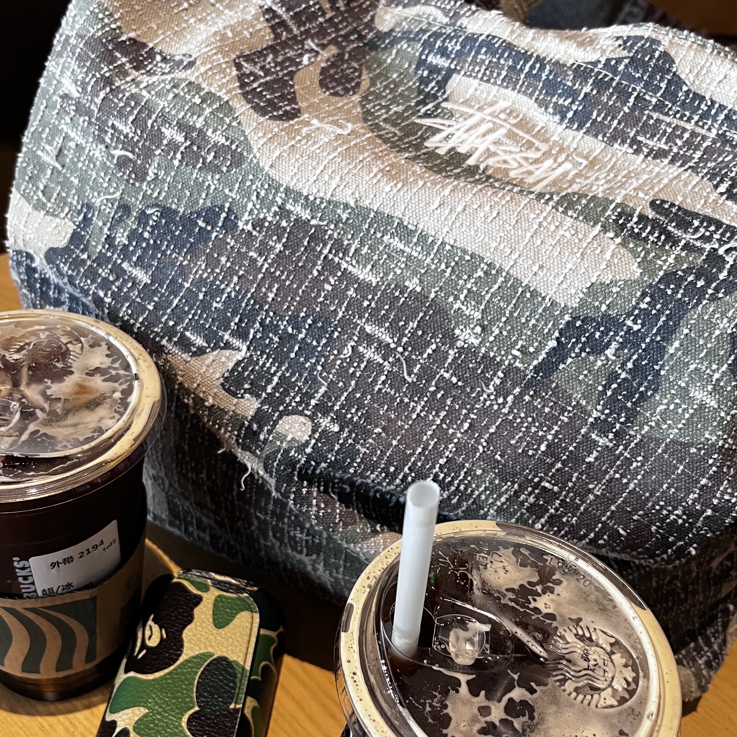 Stussy Needle Punch Crossbody Bag Camo 착용 스타일 - 1