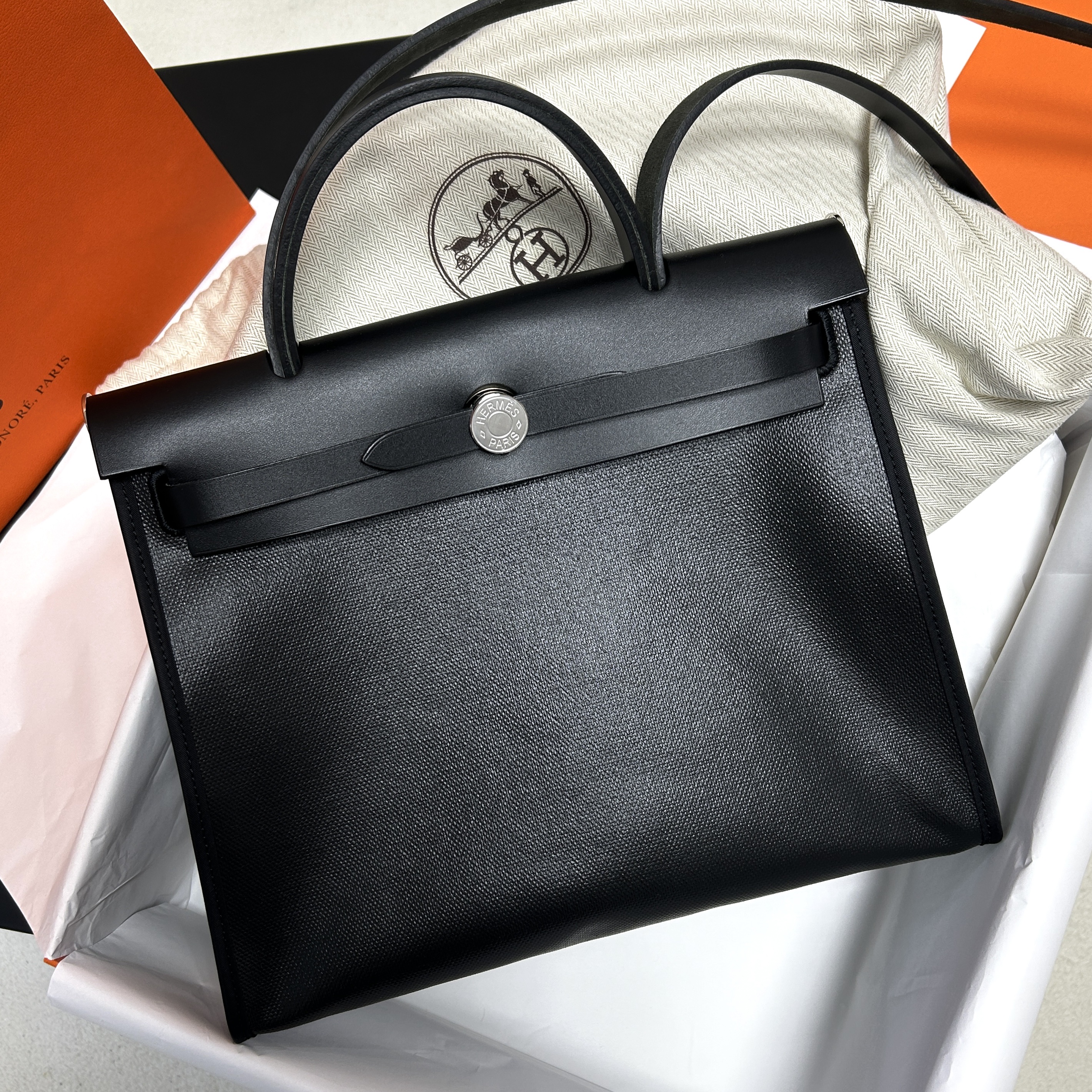 Hermes Herbag Zip 31 Bag Sellier H Berllin Canvas & Palladium Noir Ecru 착용 스타일 - 1