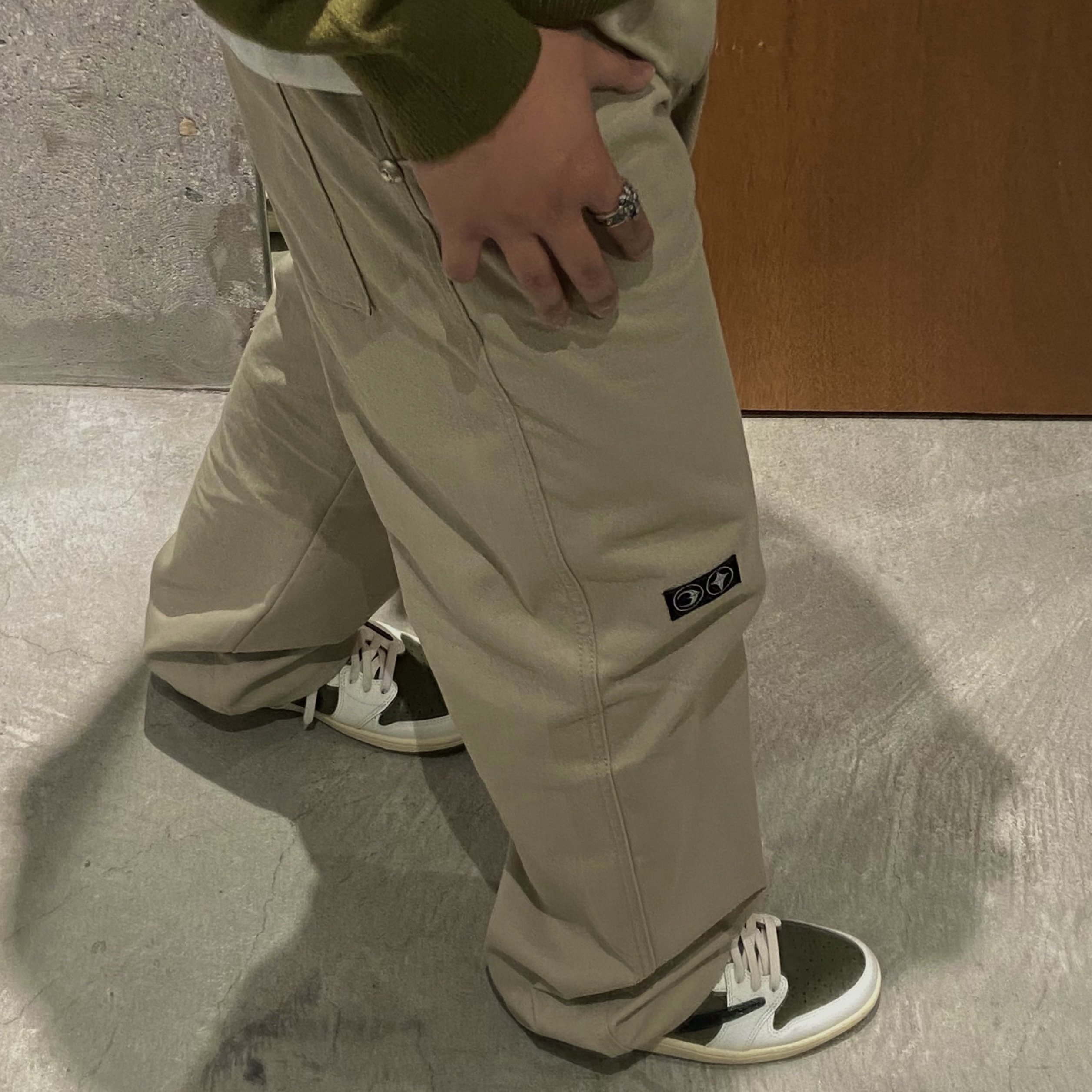 Jordan 1 x Travis Scott Retro Low OG SP Reverse Olive 착용 스타일 - 1