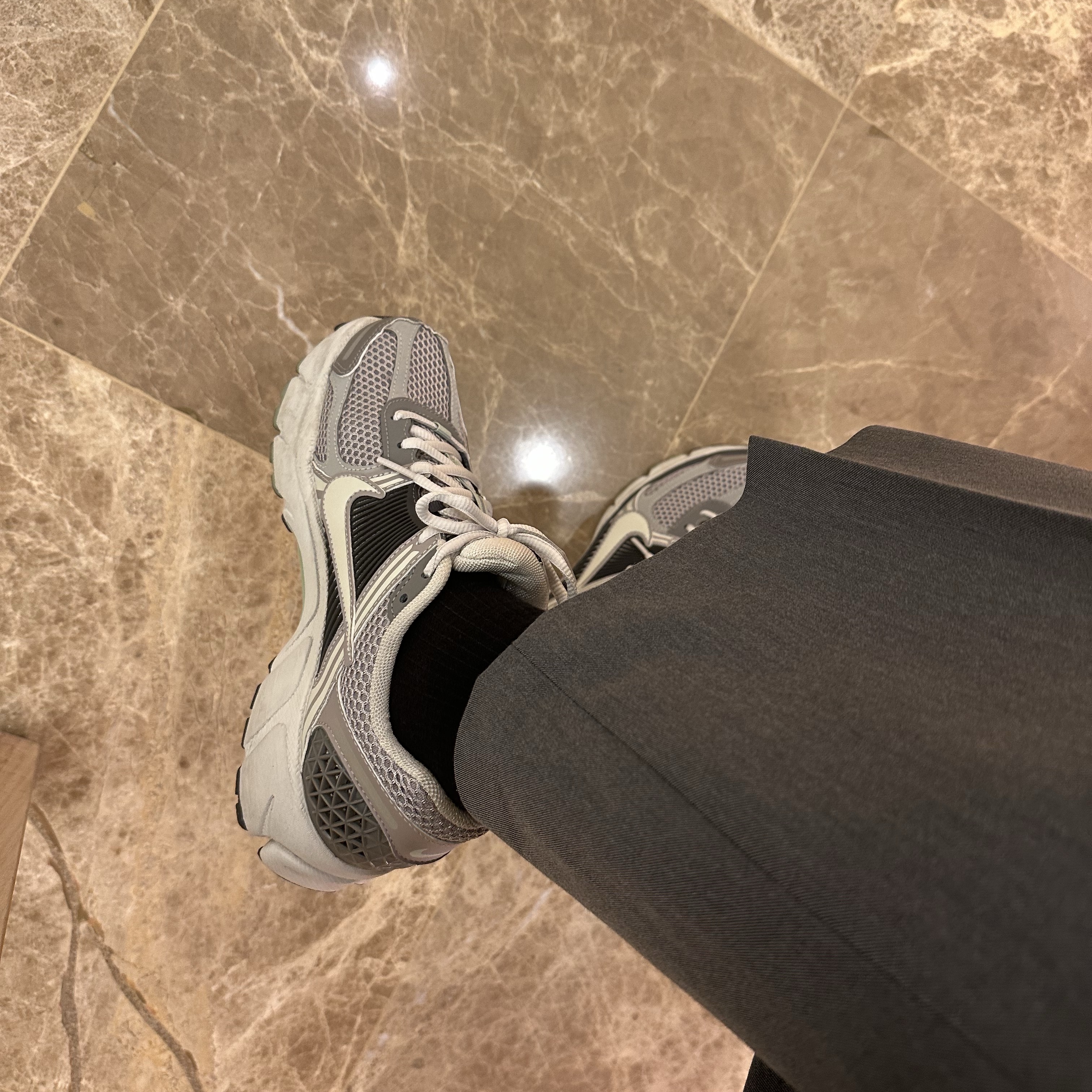(W) Nike Zoom Vomero 5 Cobblestone and Flat Pewter, Casio LTP-V007L-1B 착용 스타일 - 2
