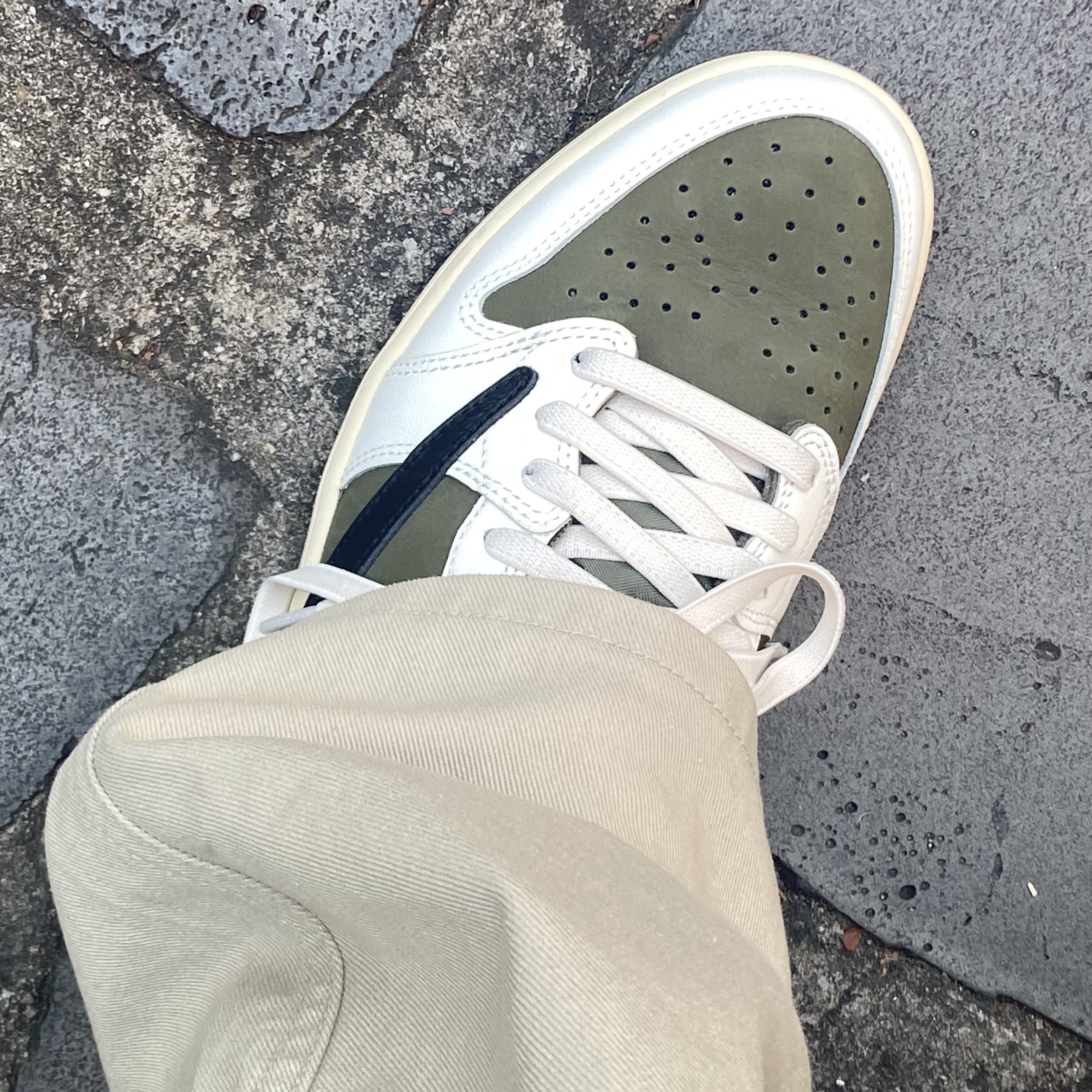 Jordan 1 x Travis Scott Retro Low OG SP Reverse Olive 착용 스타일 - 3