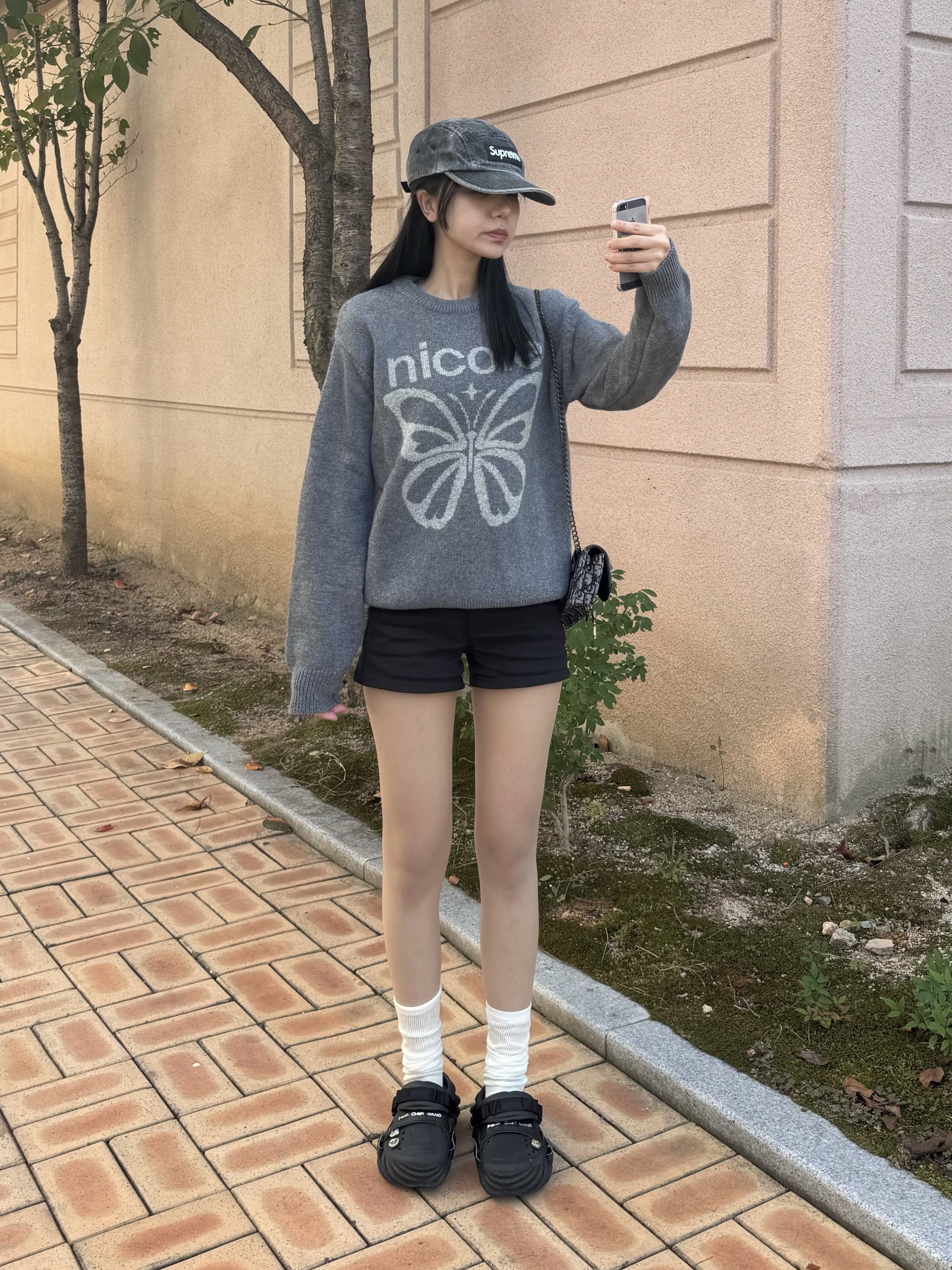 Supreme Coated Denim Camp Cap Black - 24SS, Crocs x Feng Chen Wang Echo Clog Black 착용 스타일 - 1