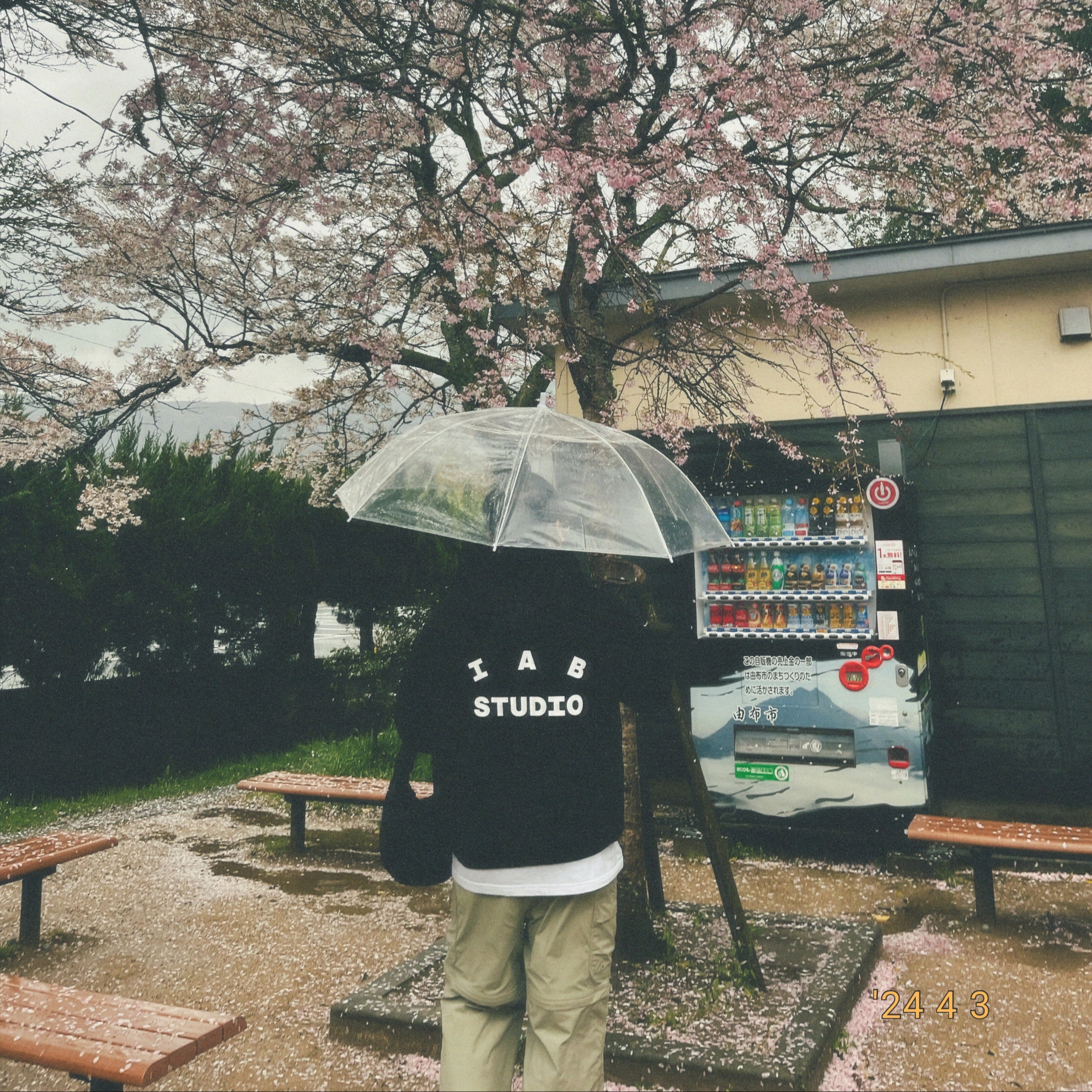IAB Studio Hoodie Black 착용 스타일 - 3