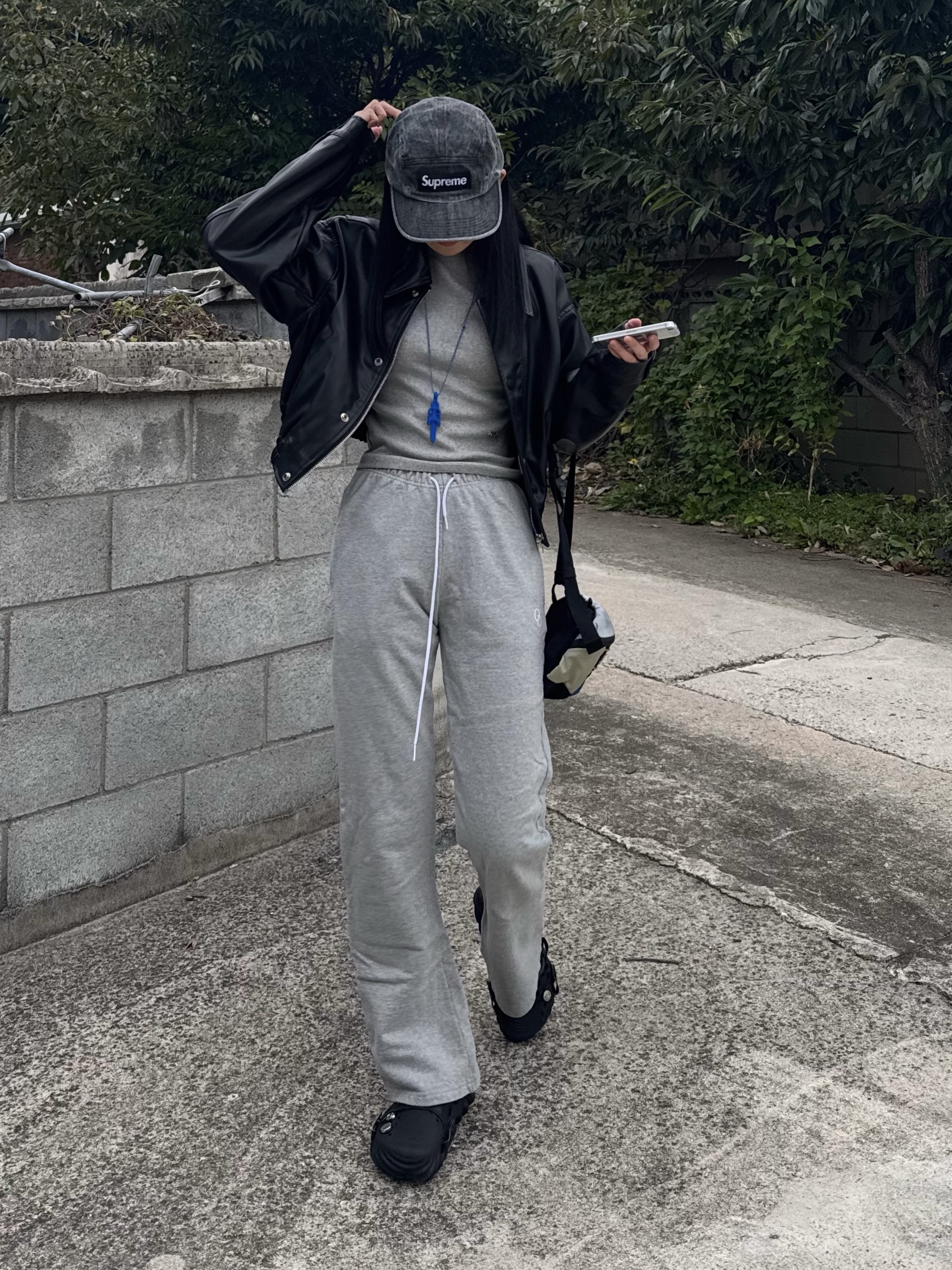 Supreme Coated Denim Camp Cap Black - 24SS, Supreme Waist Bag Blue - 23FW 착용 스타일 - 2