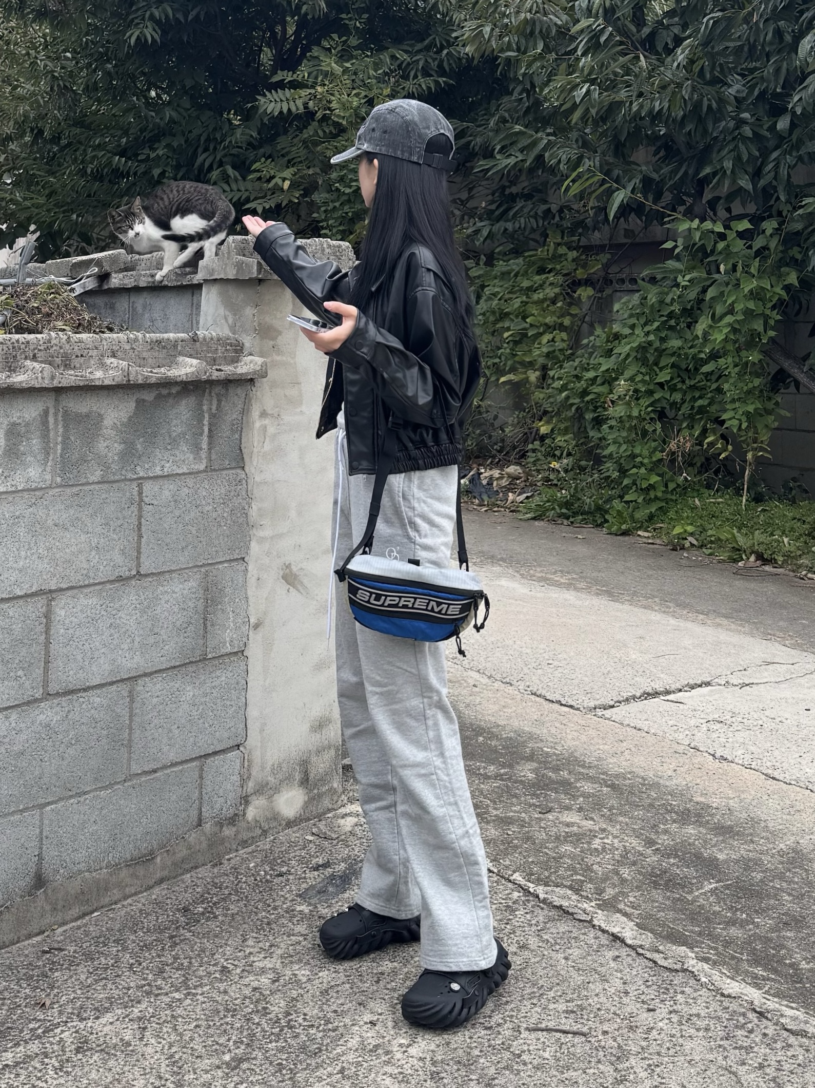 Supreme Coated Denim Camp Cap Black - 24SS, Supreme Waist Bag Blue - 23FW 착용 스타일 - 1