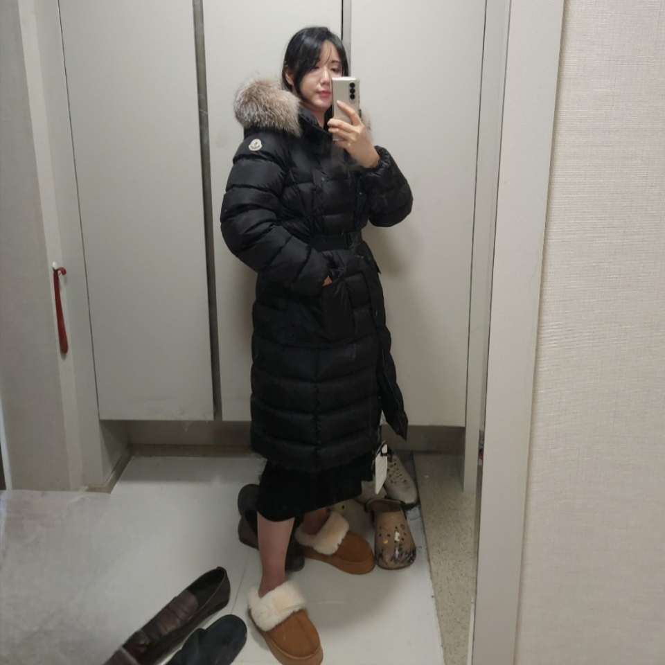 (W) Moncler Khloe Long Down Jacket Black - 23FW 착용 스타일