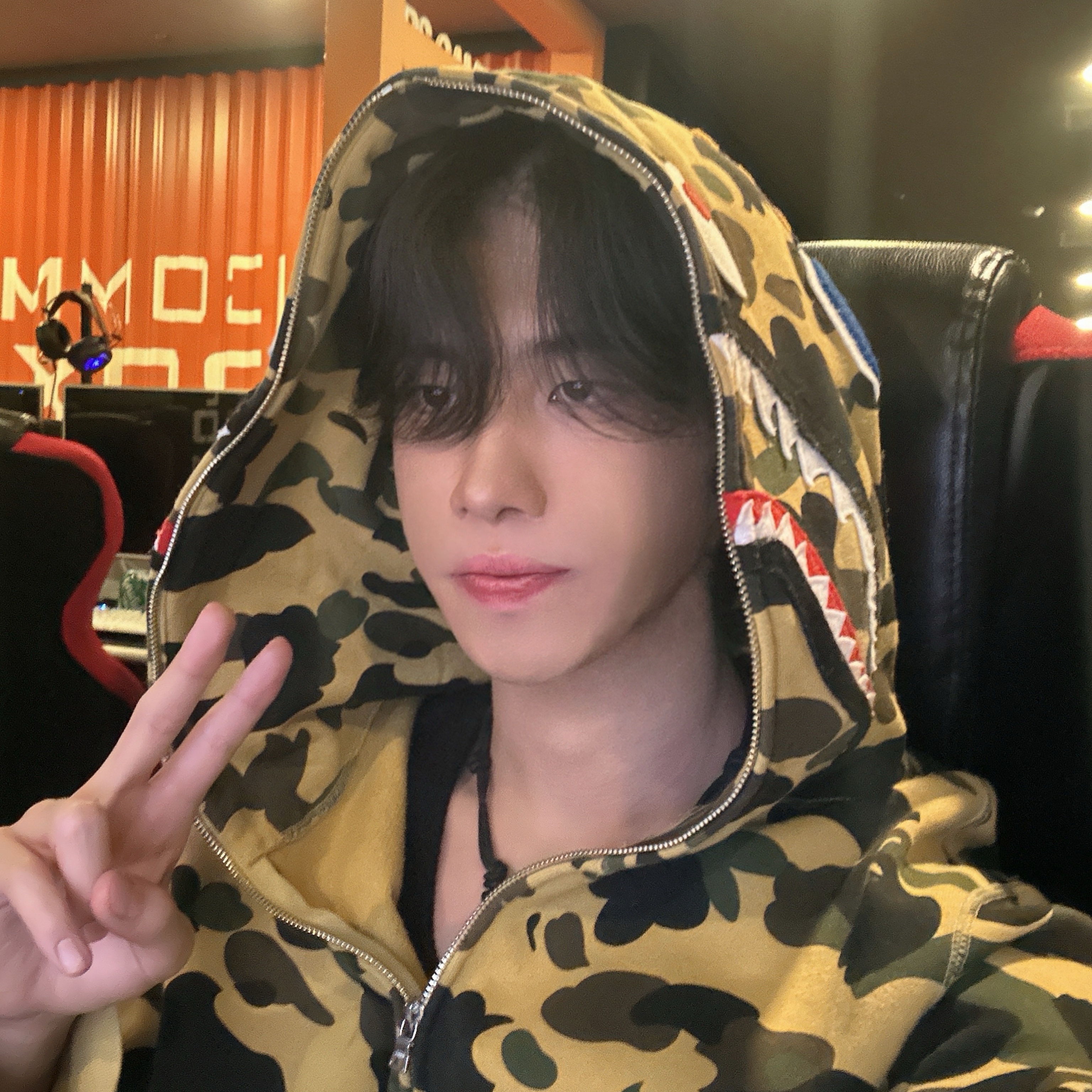 BAPE 1st Camo Shark Full Zip Hoodie Yellow 착용 스타일 - 2