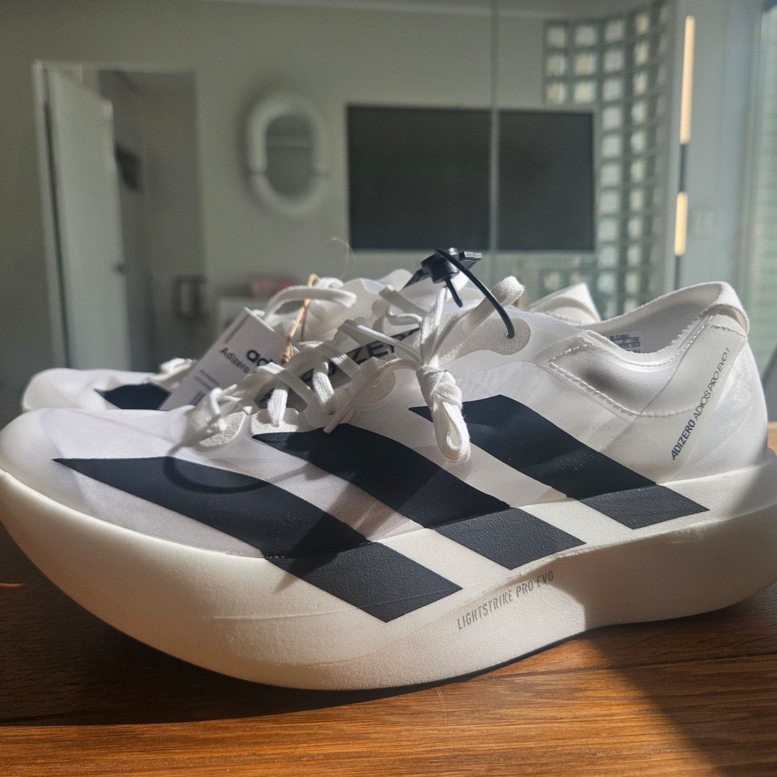 Adidas Adizero Adios Pro EVO 1 White Black 착용 스타일 - 1
