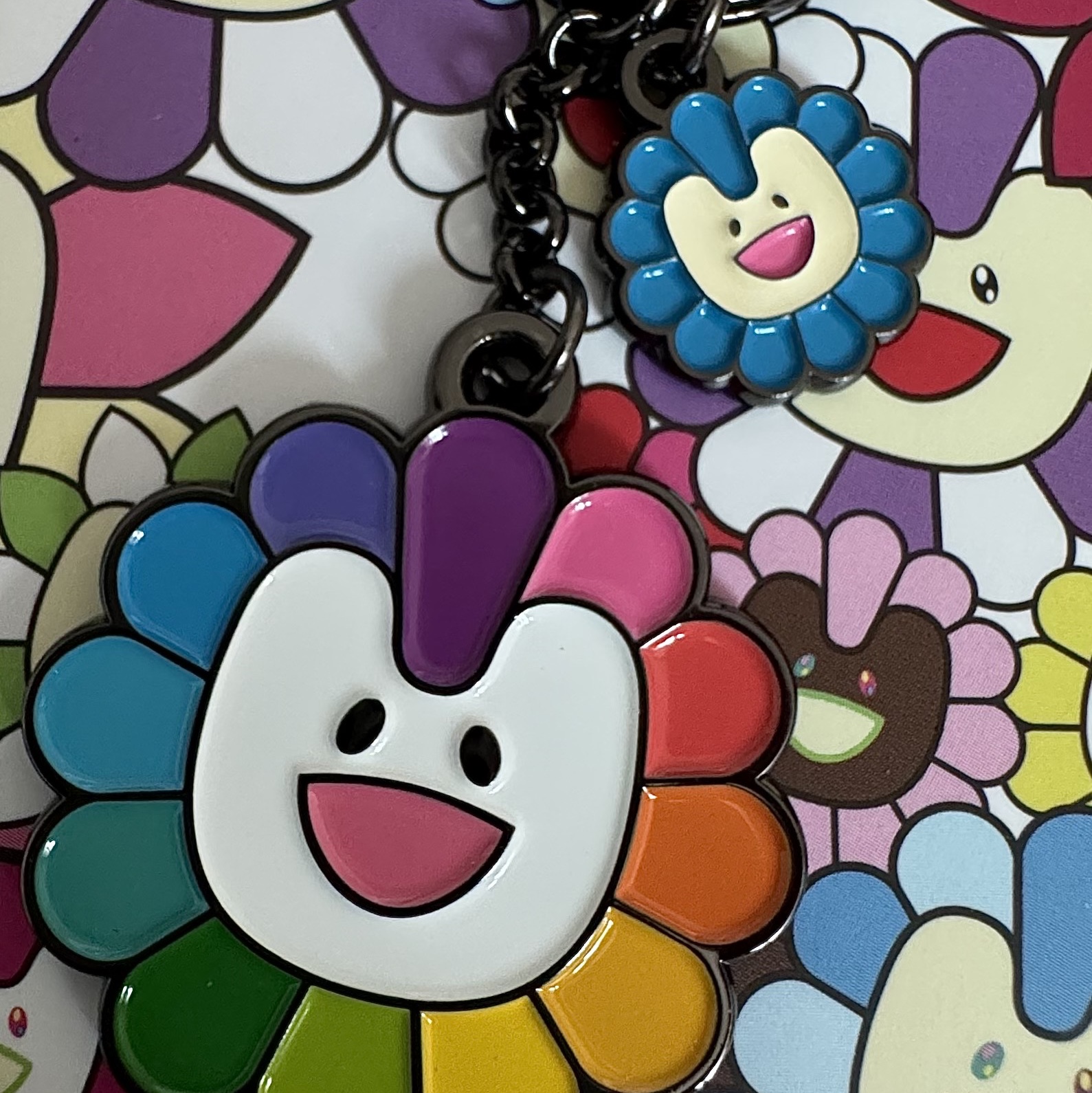 NewJeans x Murakami Metal Keyring Flower 착용 스타일