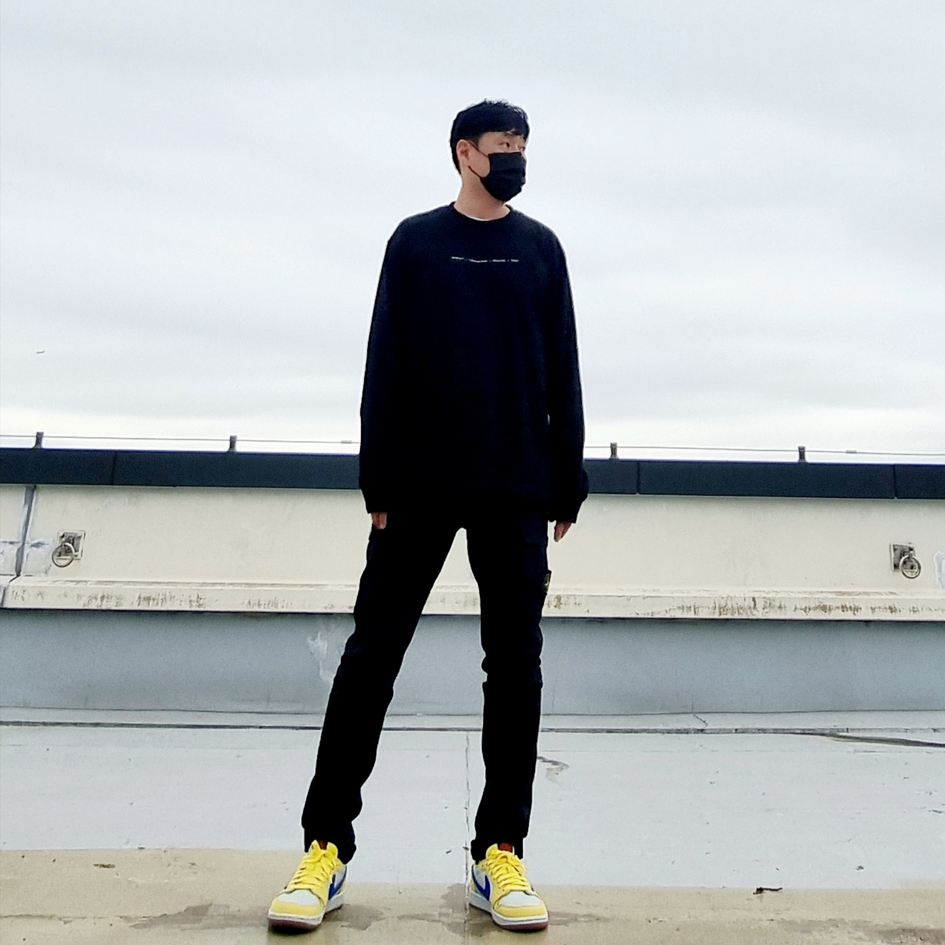 (W) Jordan 1 x Travis Scott Retro Low OG SP Canary, Off-White Marker Arrow Skate L/S T-Shirt Black 착용 스타일 - 4