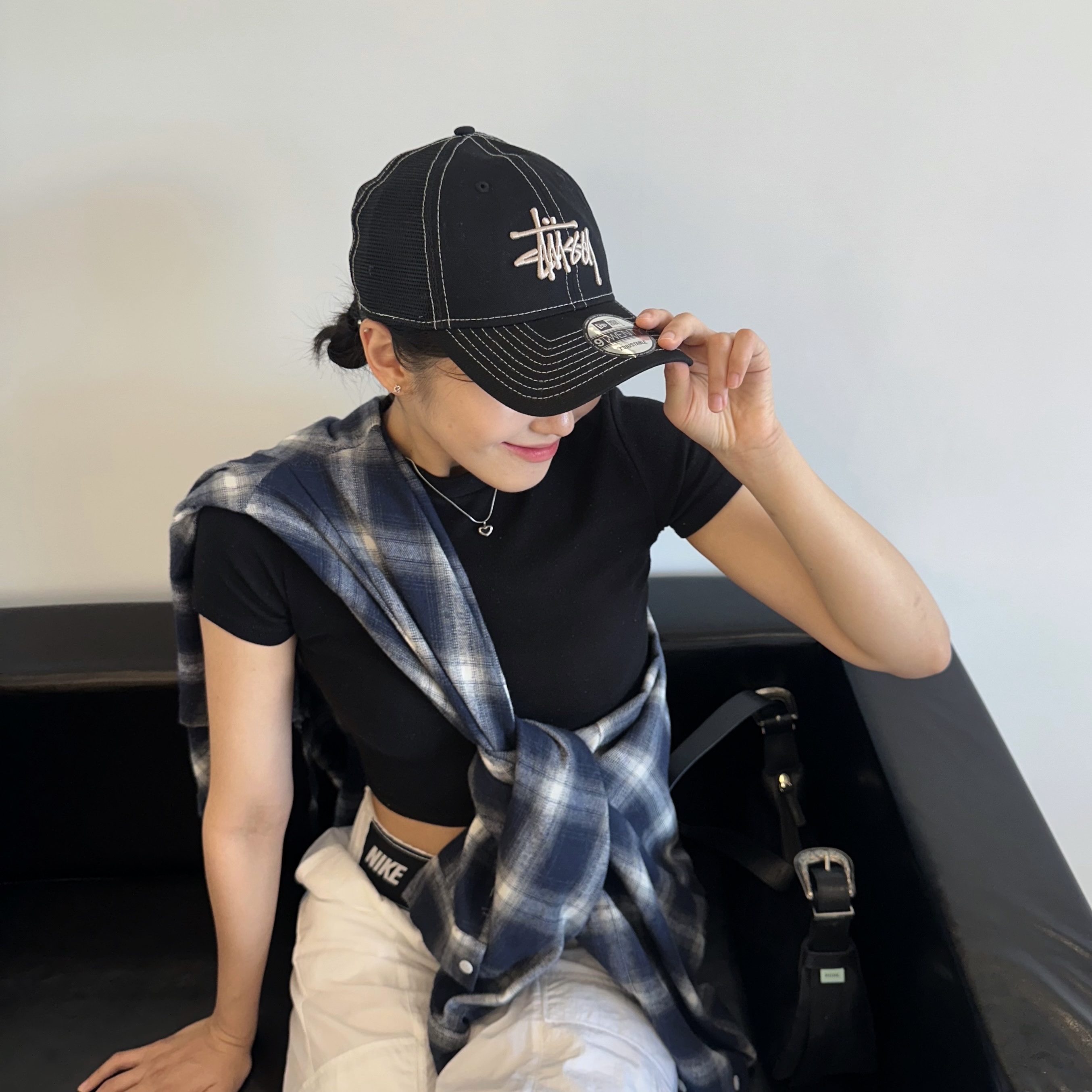 Stussy New Era 9twenty Basic Trucker Black 착용 스타일