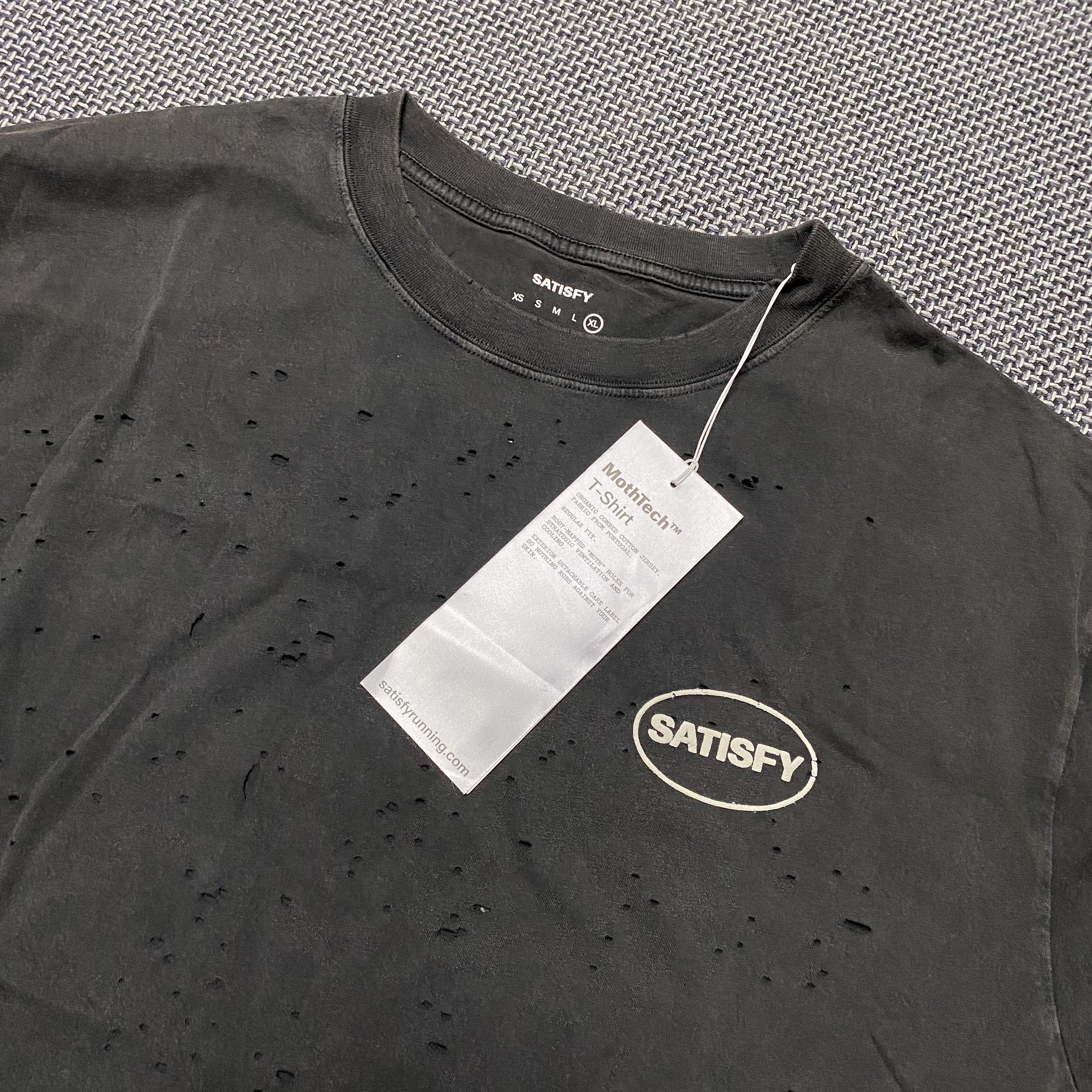 Satisfy Mothtech T-Shirt Aged Black 착용 스타일 - 1