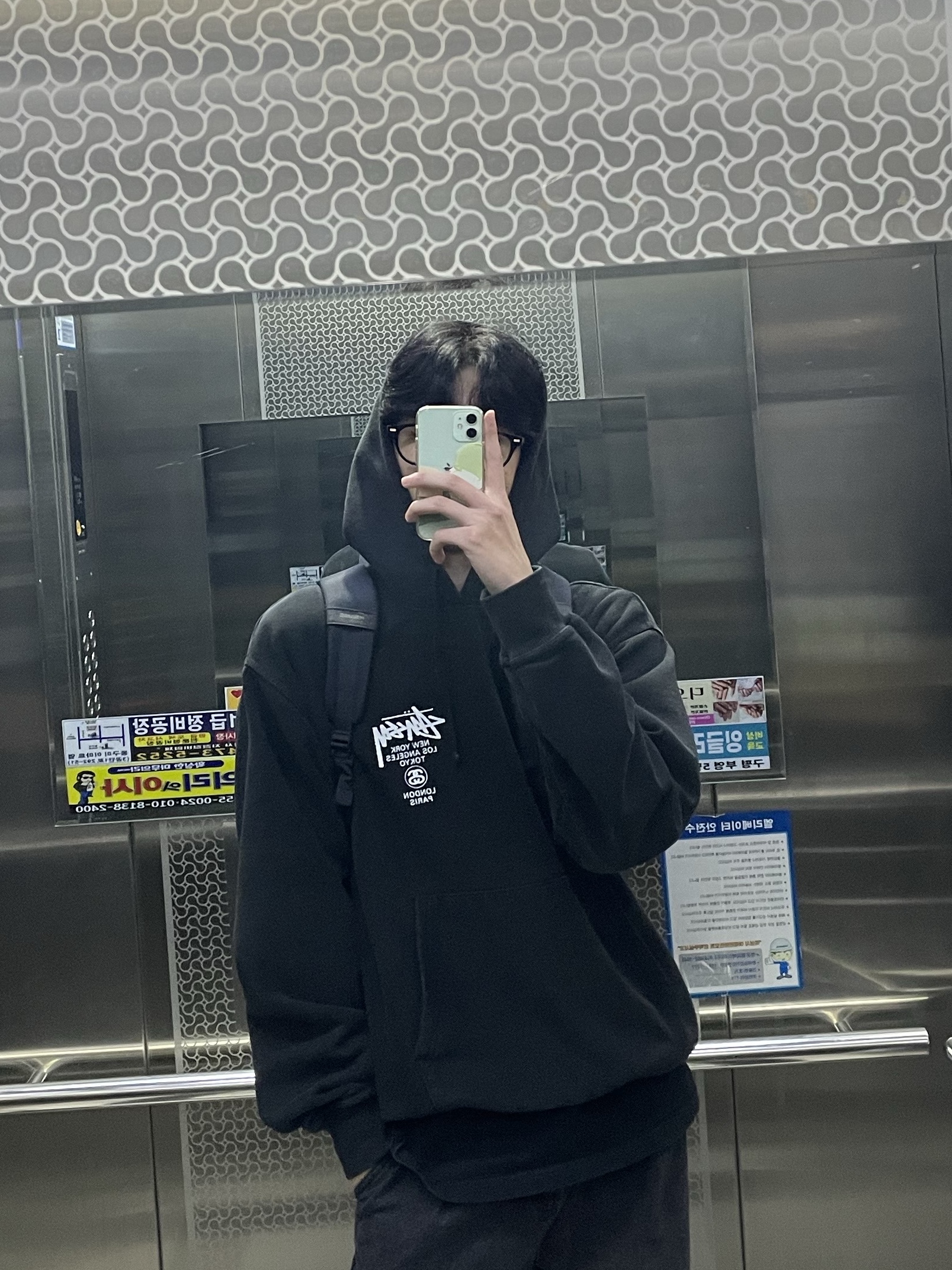 Stussy World Tour Hoodie Black 2022 착용 스타일