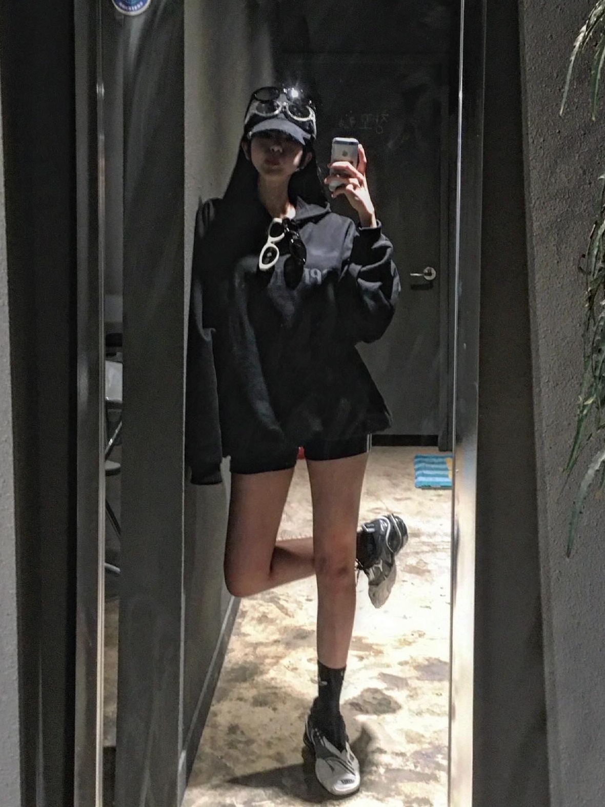 Yeezy x Gosha Rubchinskiy YZY Black Dogs Hoodie Black, (W) Balenciaga Tyrex Sneakers Black White 착용 스타일