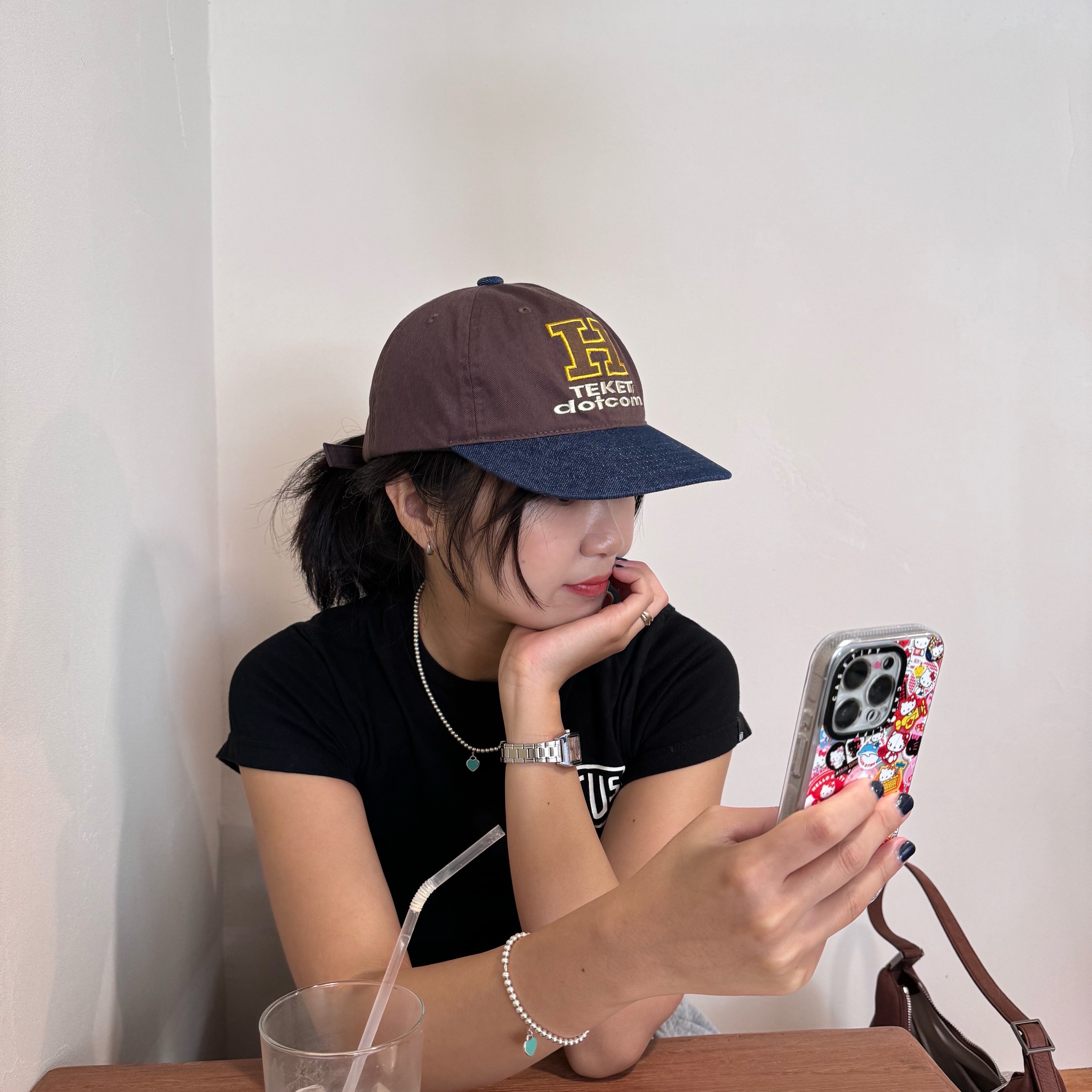 Casetify x Hello Kitty iPhone 50th Anniversary Sticker Magsafe Mirror Case Silver, (Kids) Deus Ex Machina College Seoul T-Shirt Black 착용 스타일 - 1