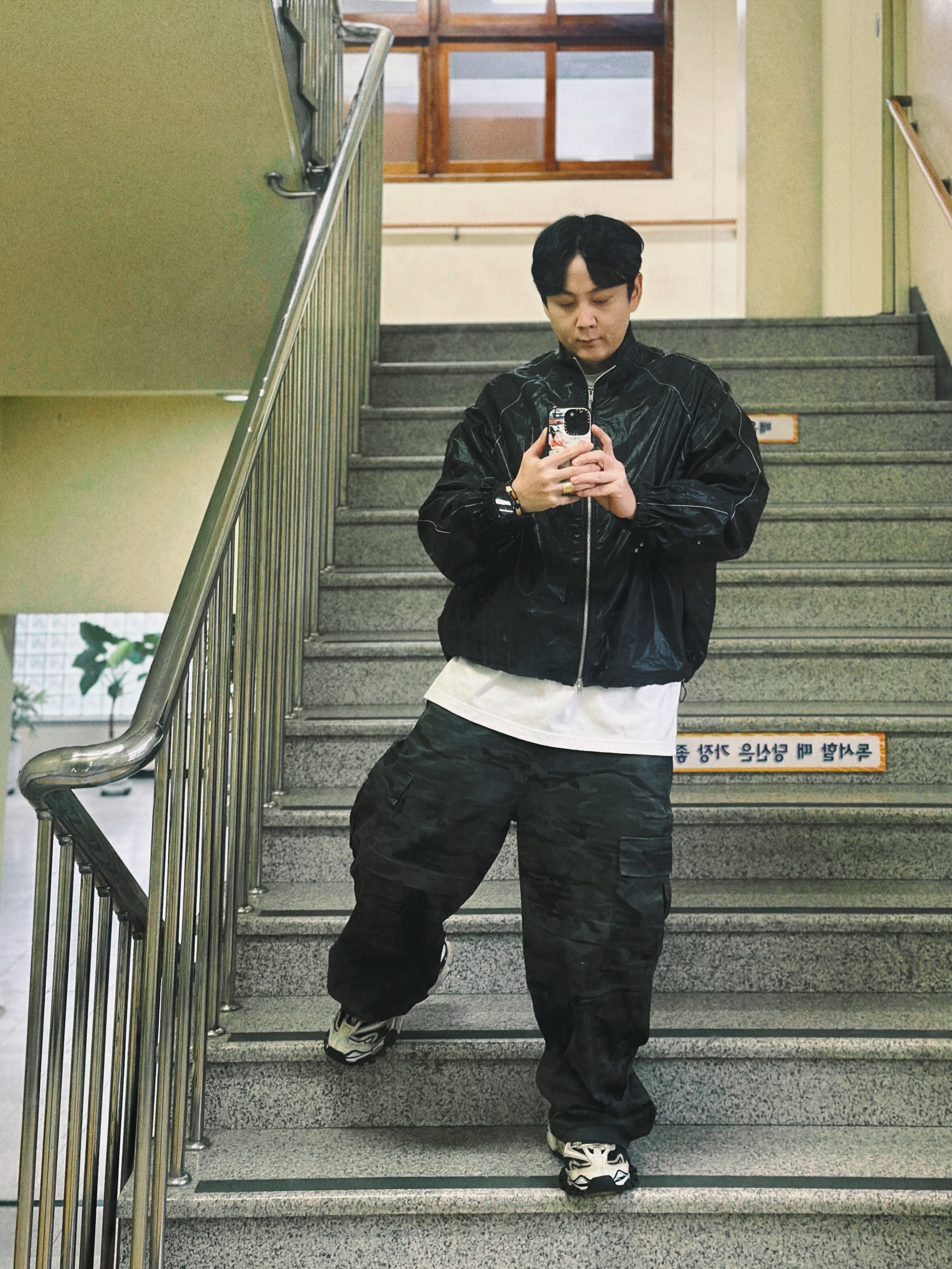 Balenciaga Track.2 Sneakers Beige Black 착용 스타일