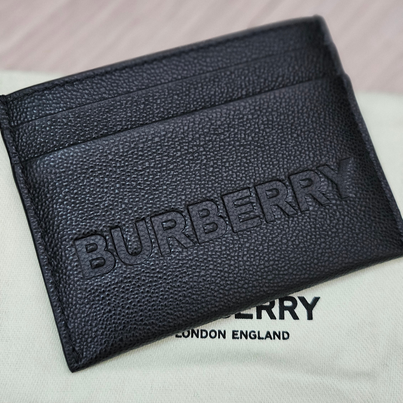 Burberry Logo Embossed Grainy Leather Card Case Black 착용 스타일