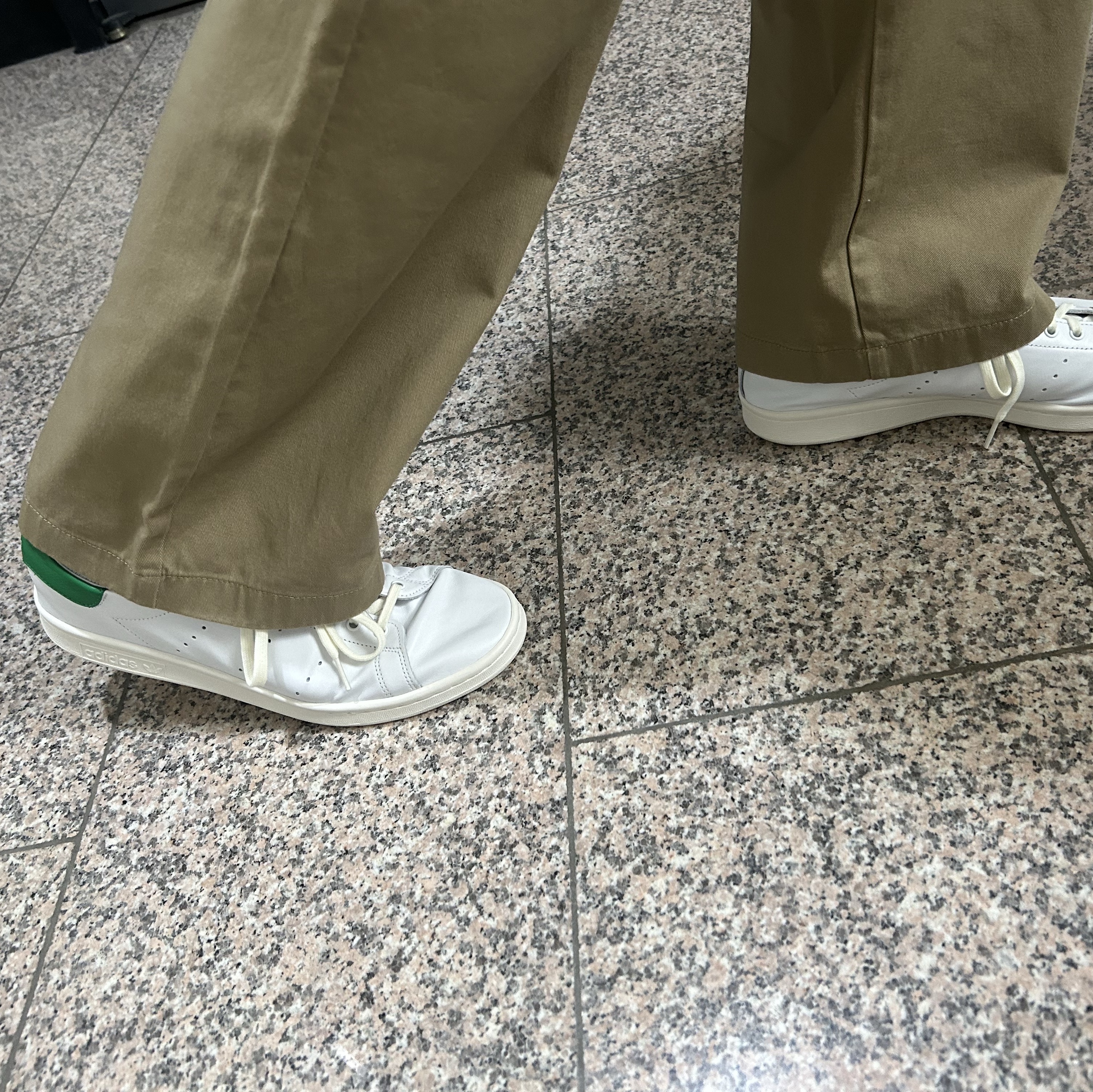 Adidas Stan Smith Decon Cloud White Green 착용 스타일 - 3