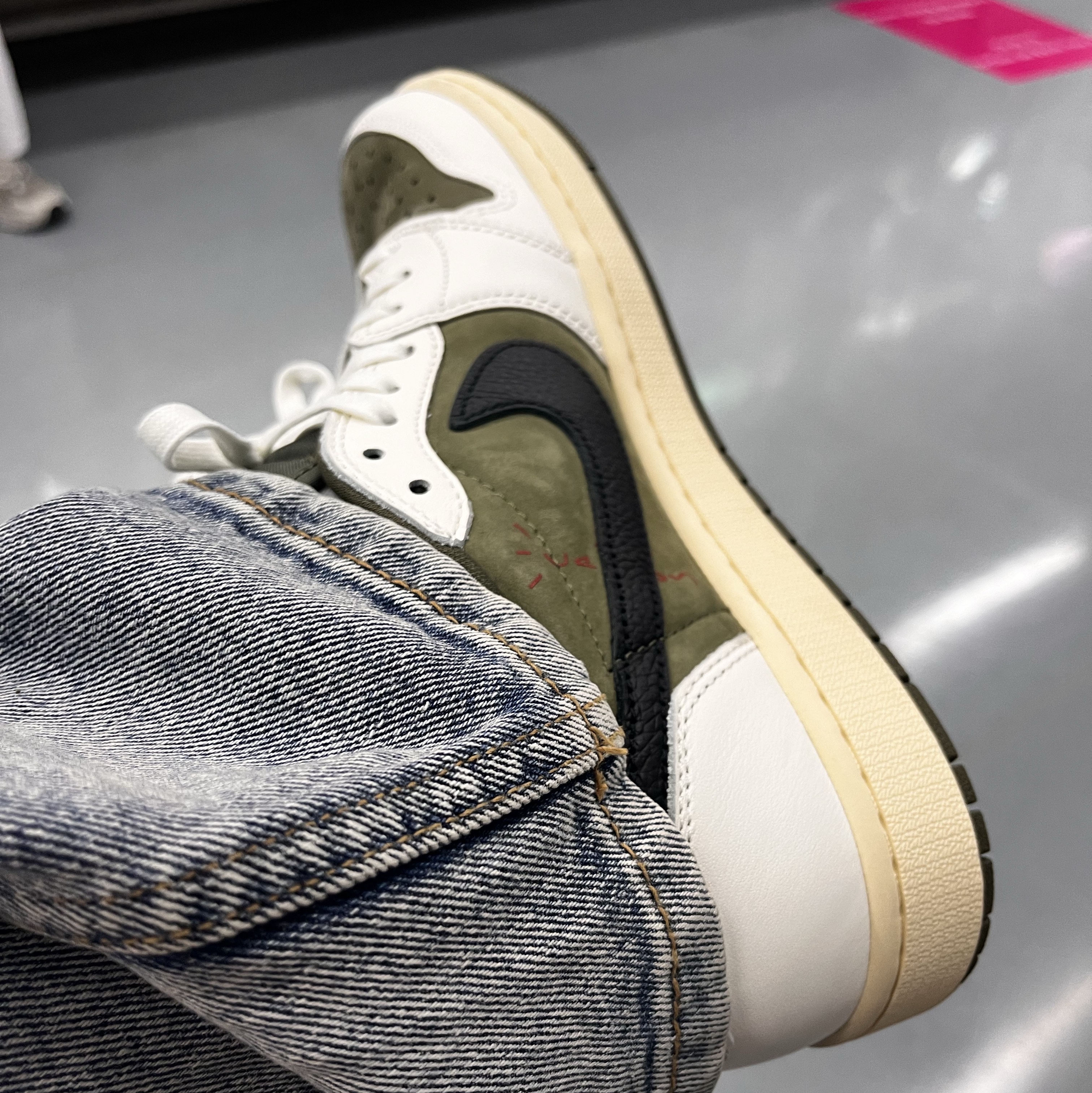Jordan 1 x Travis Scott Retro Low OG SP Reverse Olive 착용 스타일 - 1