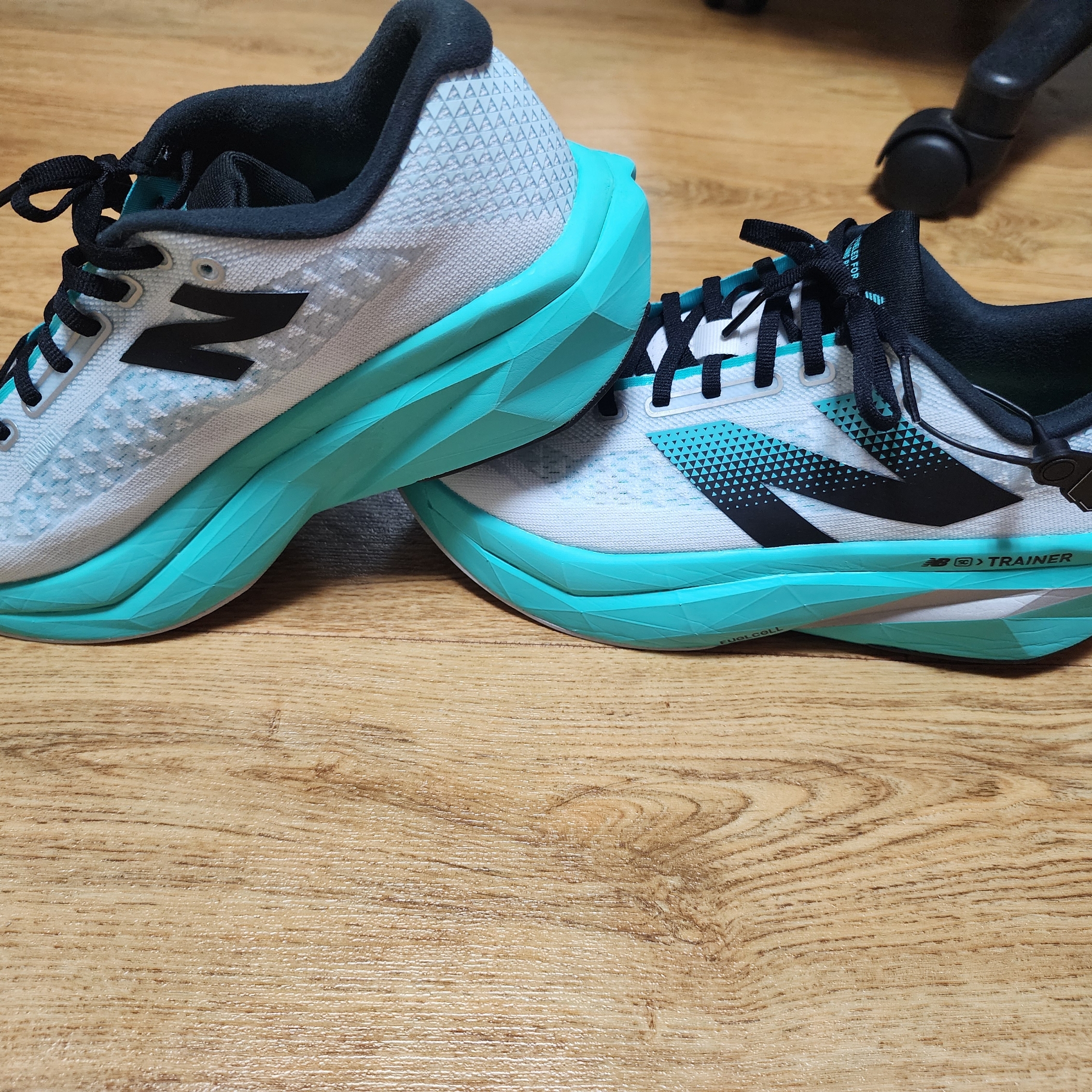 New Balance FuelCell Supercomp Trainer v3 White Cyber Jade - D Standard 착용 스타일