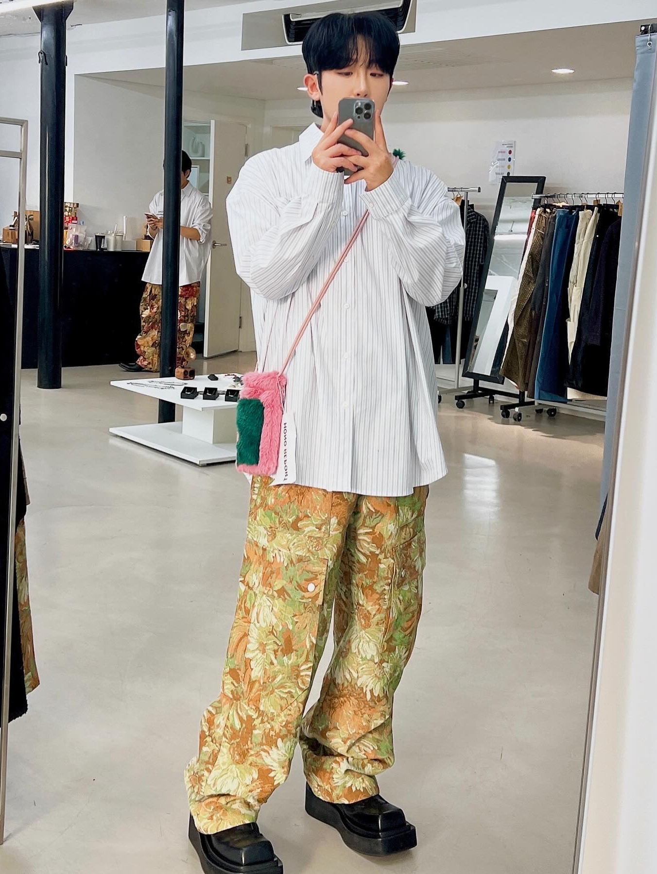 Hono Report Typo Shirts White Stripe, Hono Report Jacquard Cargo Pants Green Garden 착용 스타일