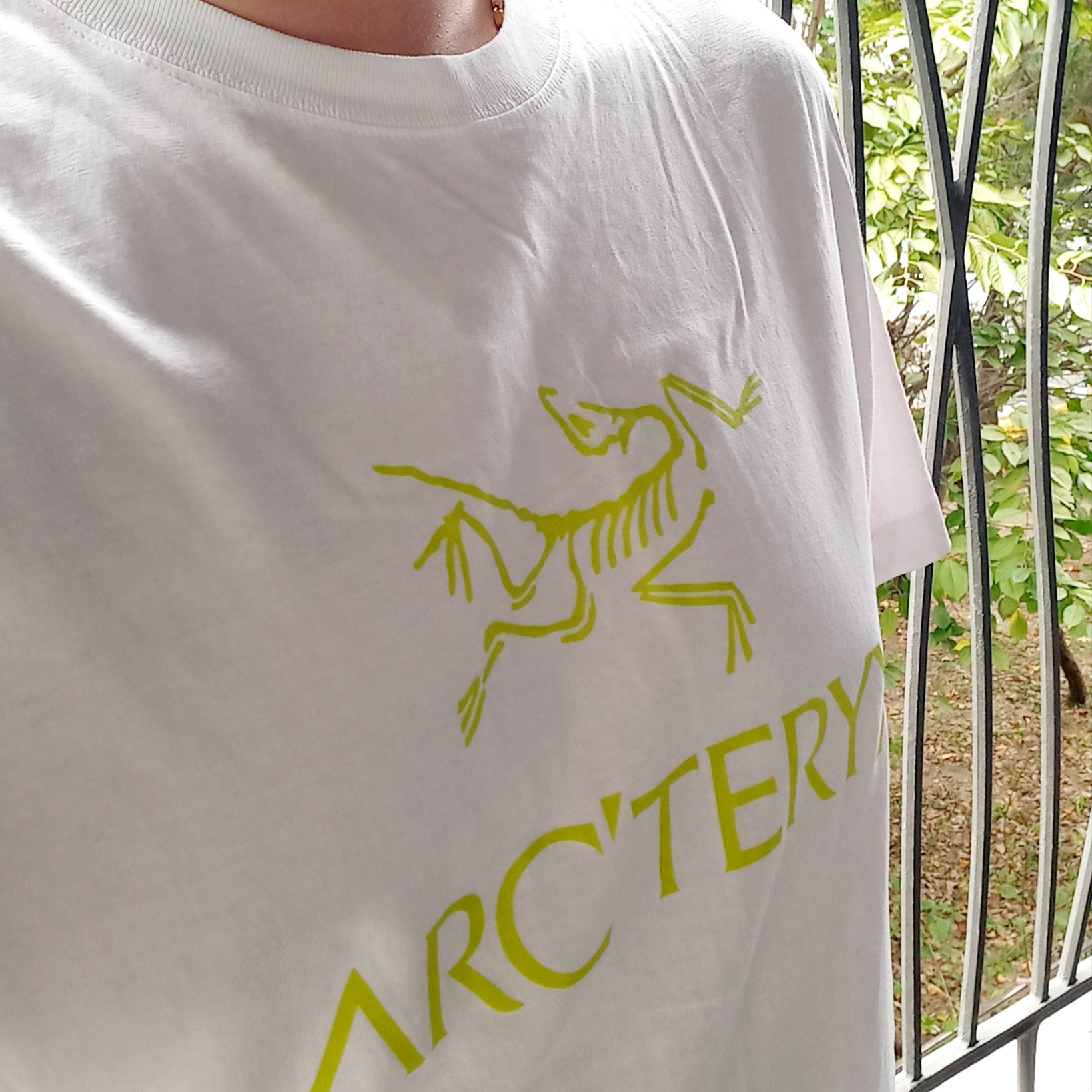 Arc'teryx Arc'word Logo SS T-Shirt White Light, Salomon RX Slide 3.0 Black Plum Kitten 착용 스타일 - 1