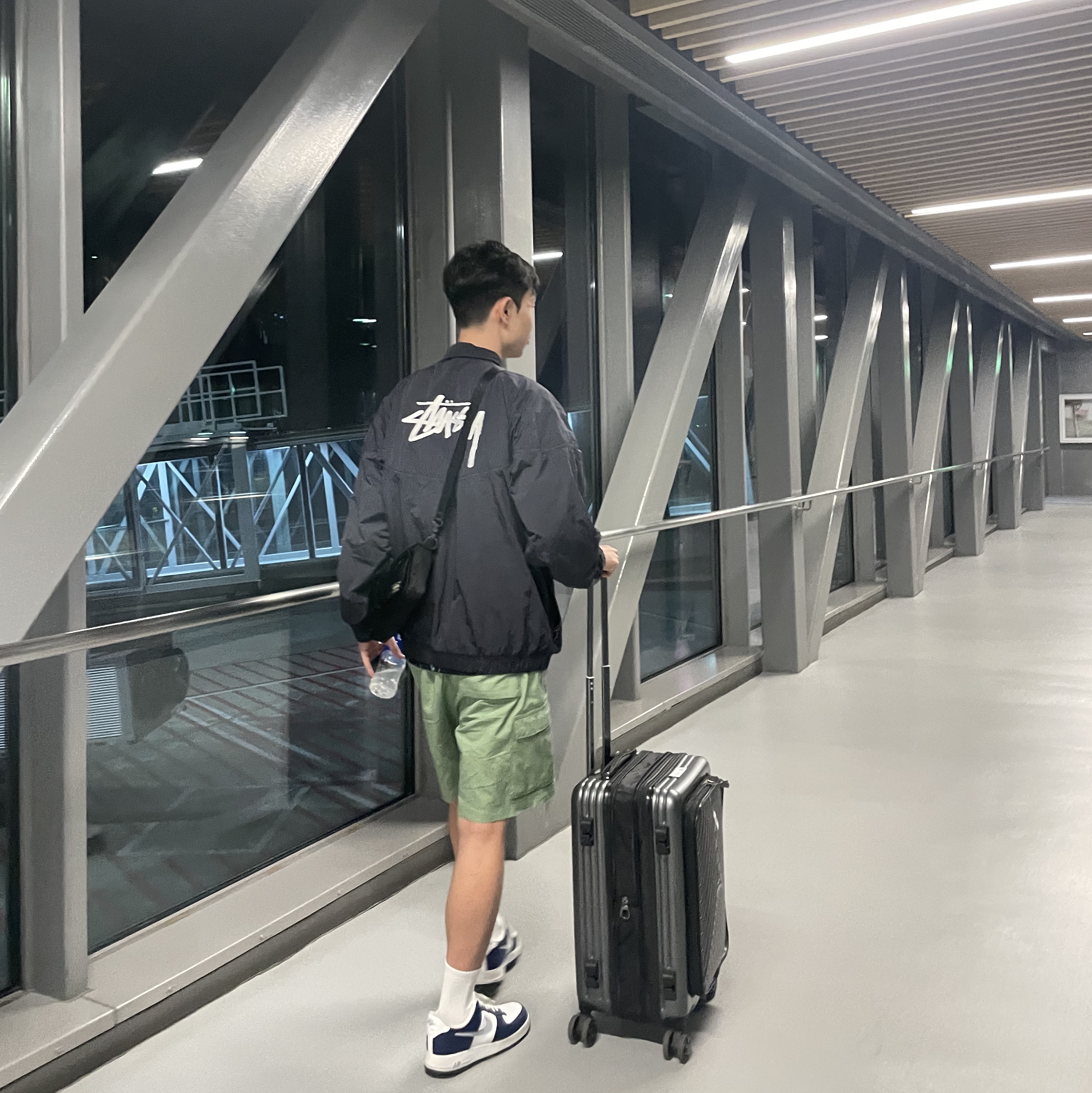 Nike x Stussy Windrunner Jacket Off Noir, Nike Air Force 1 '07 Cut Out Swoosh Midnight Navy 착용 스타일