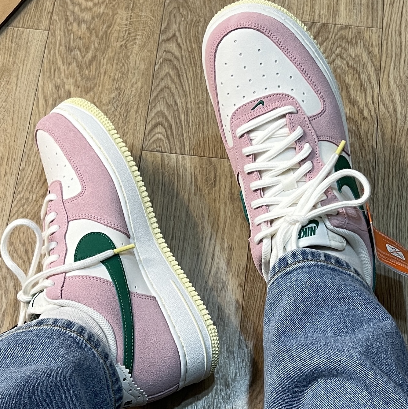 Nike Air Force 1 '07 Sail Medium Soft Pink 착용 스타일