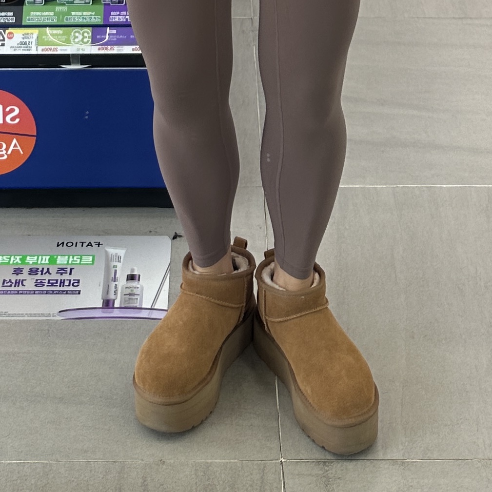 (W) UGG Classic Ultra Mini Platform Boots Chestnut 착용 스타일 - 1
