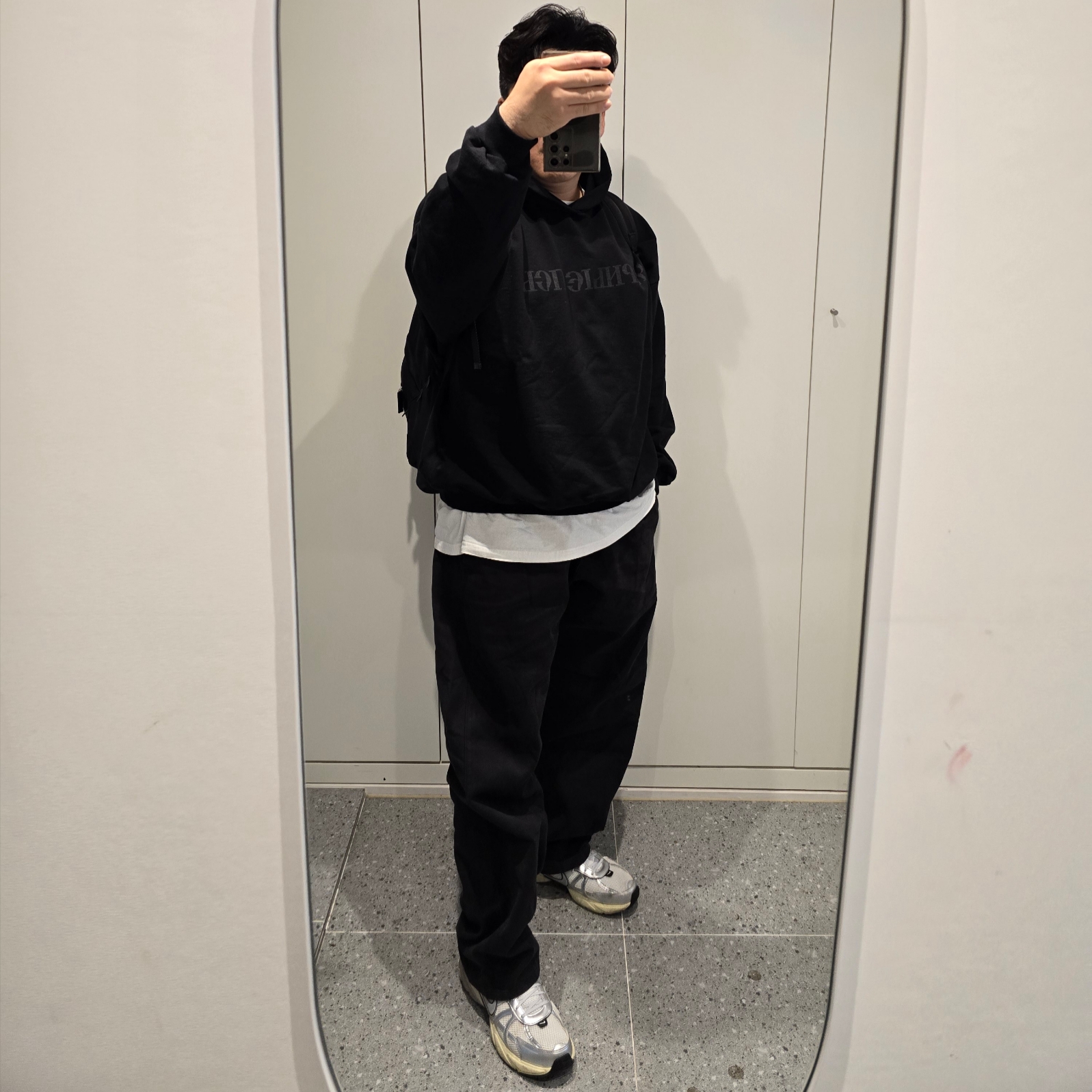 Yeezy Gap Engineered By Balenciaga Sateen Cargo Pants Black, Yeezy x Gosha Rubchinskiy YZY Black Dogs Hoodie Black 착용 스타일 - 5