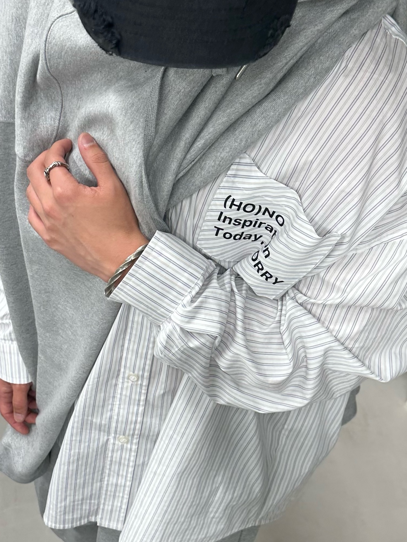 Hono Report Typo Shirts White Stripe 착용 스타일
