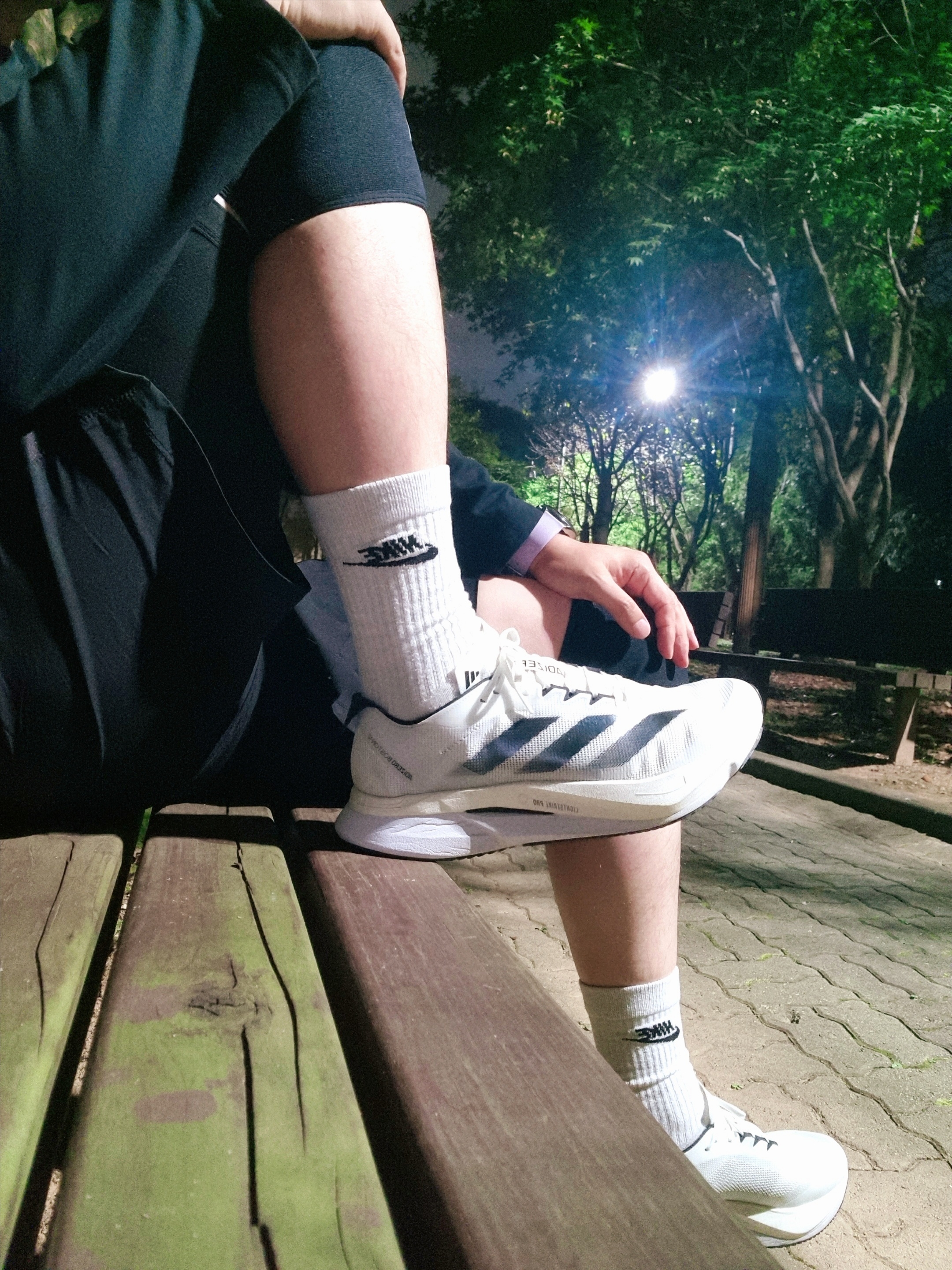Adidas Adizero Boston 12 Cloud White Core Black Night Metallic, Nike Everyday Essential Crew Socks White Black (3 Pack/Korean Ver.) 착용 스타일