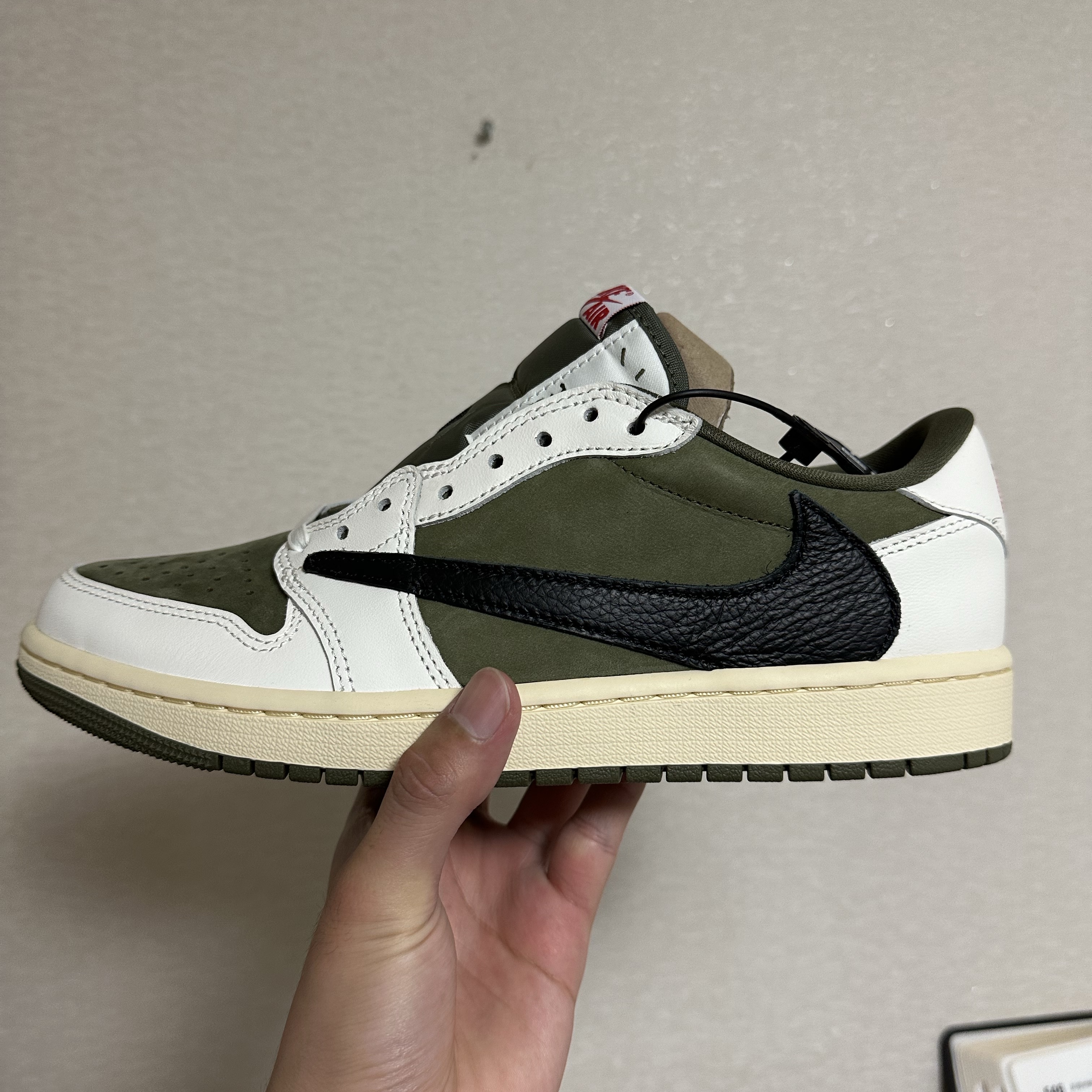 Jordan 1 x Travis Scott Retro Low OG SP Reverse Olive 착용 스타일 - 1