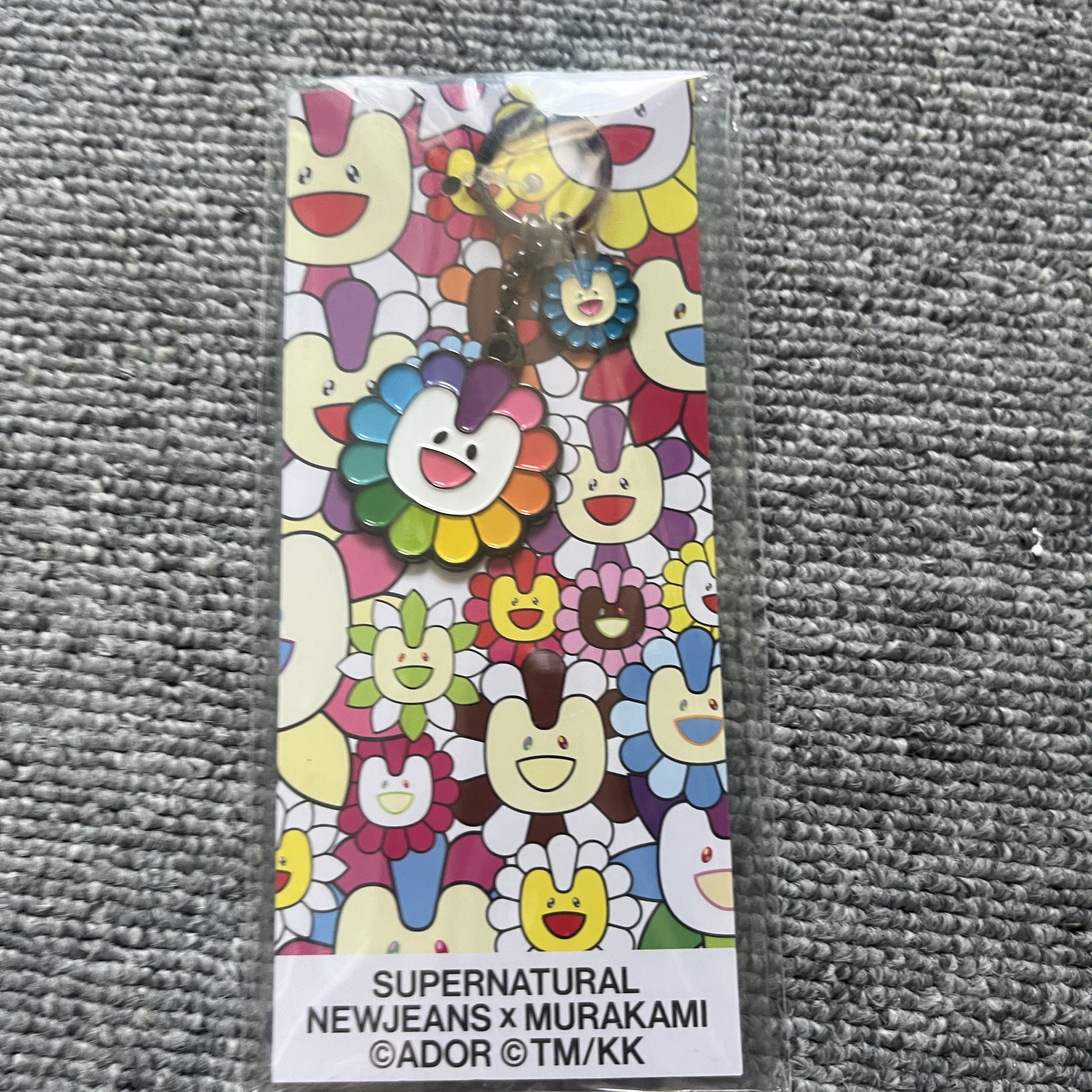 NewJeans x Murakami Metal Keyring Flower 착용 스타일