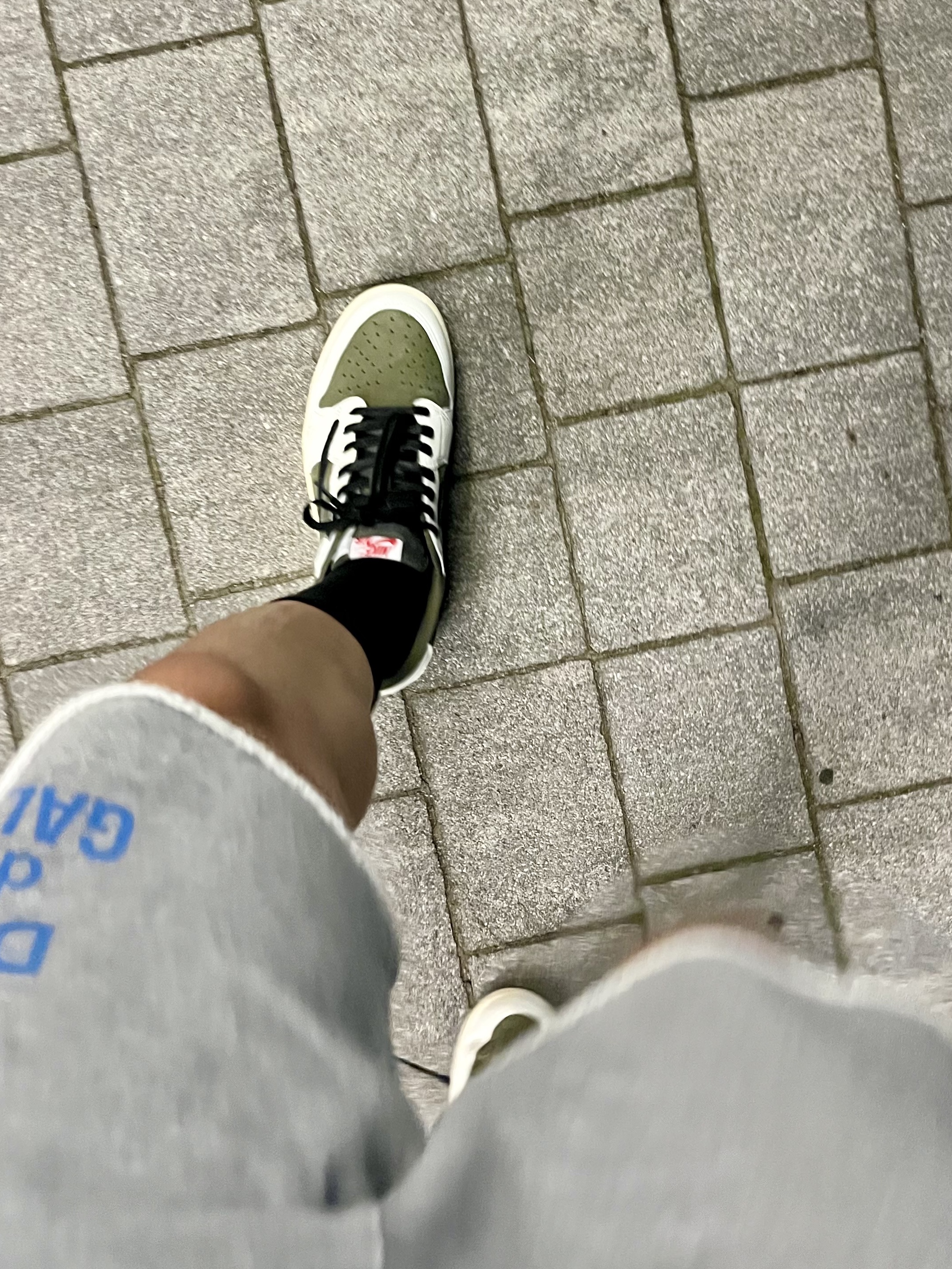 Jordan 1 x Travis Scott Retro Low OG SP Reverse Olive 착용 스타일 - 2