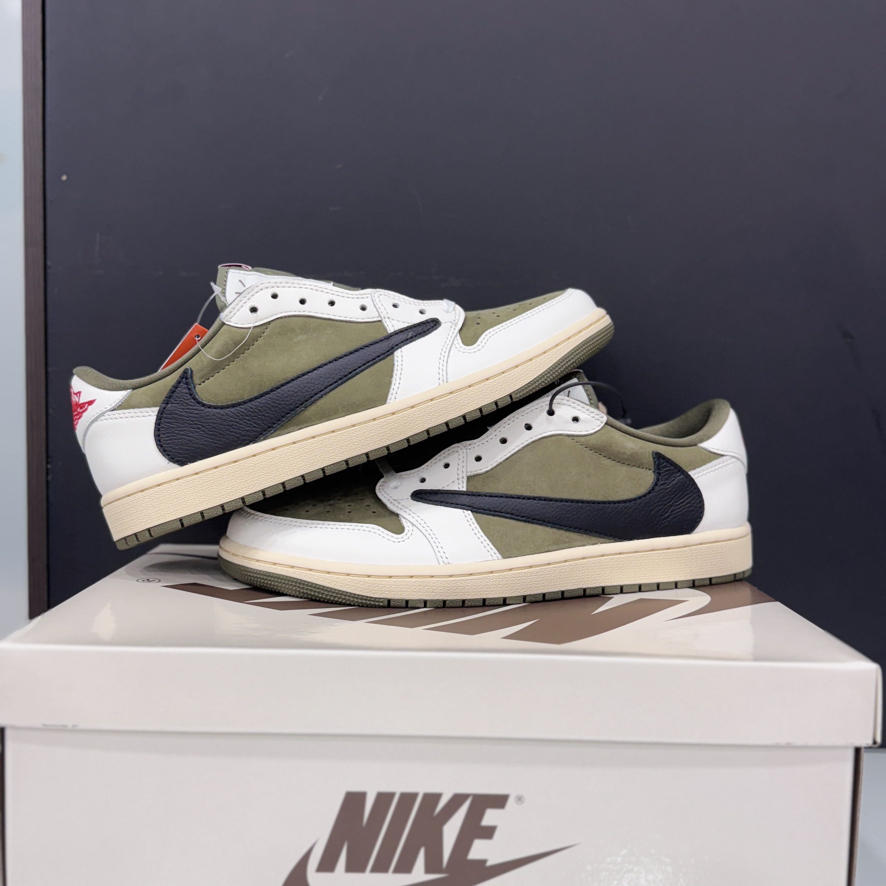 Jordan 1 x Travis Scott Retro Low OG SP Reverse Olive 착용 스타일 - 2
