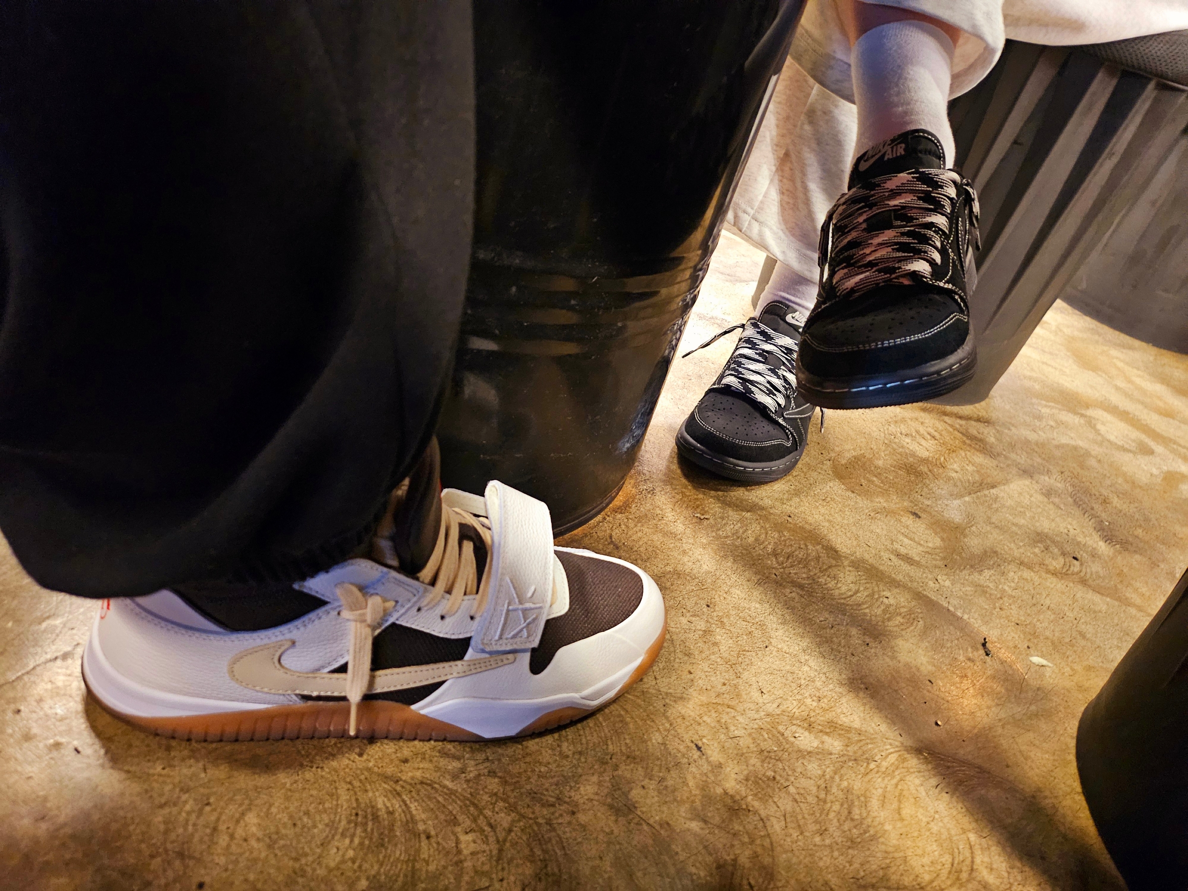 Jordan 1 x Travis Scott Retro Low OG SP Black Phantom, Jordan x Travis Scott Jumpman Jack TR Sail and Dark Mocha 착용 스타일