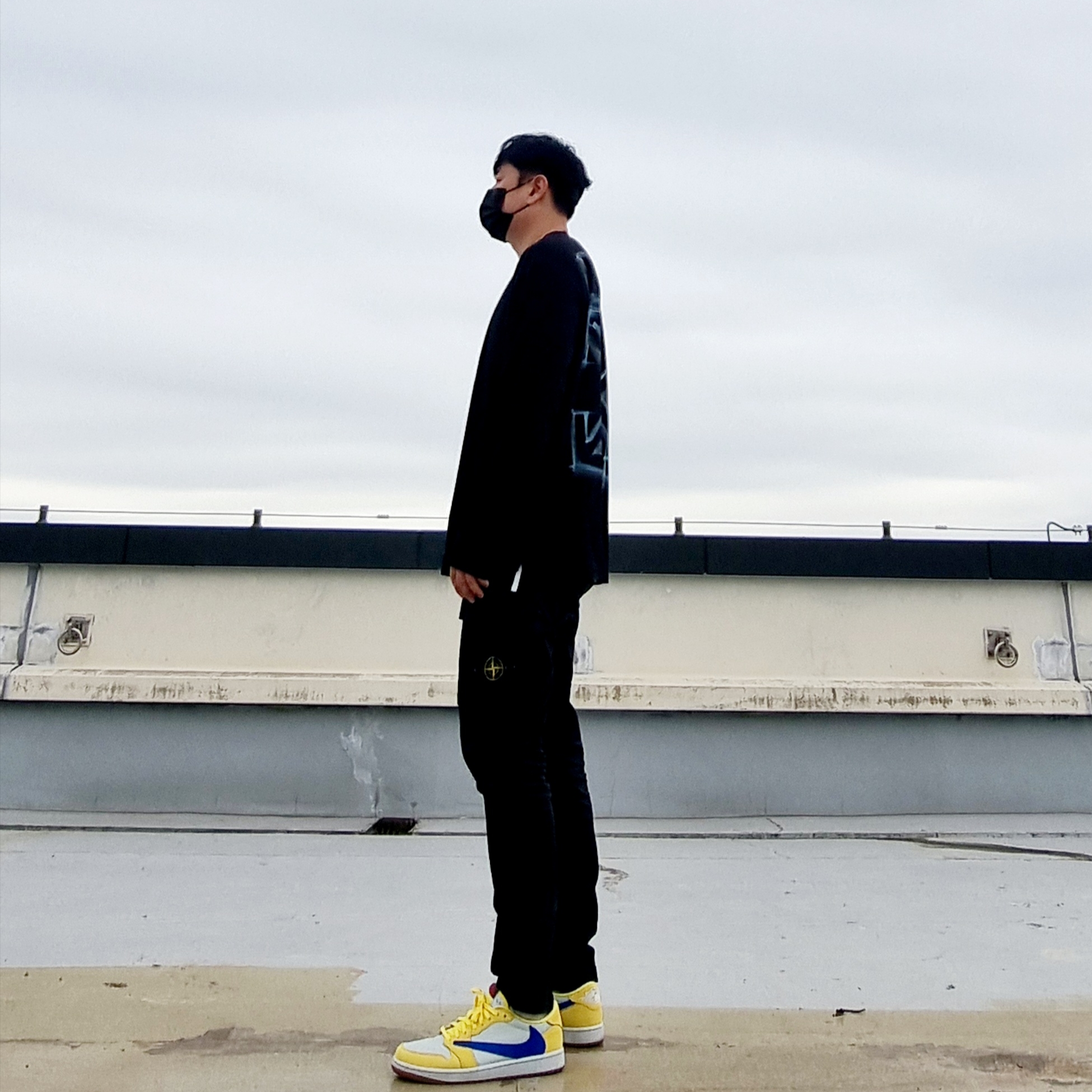 (W) Jordan 1 x Travis Scott Retro Low OG SP Canary, Off-White Marker Arrow Skate L/S T-Shirt Black 착용 스타일 - 3