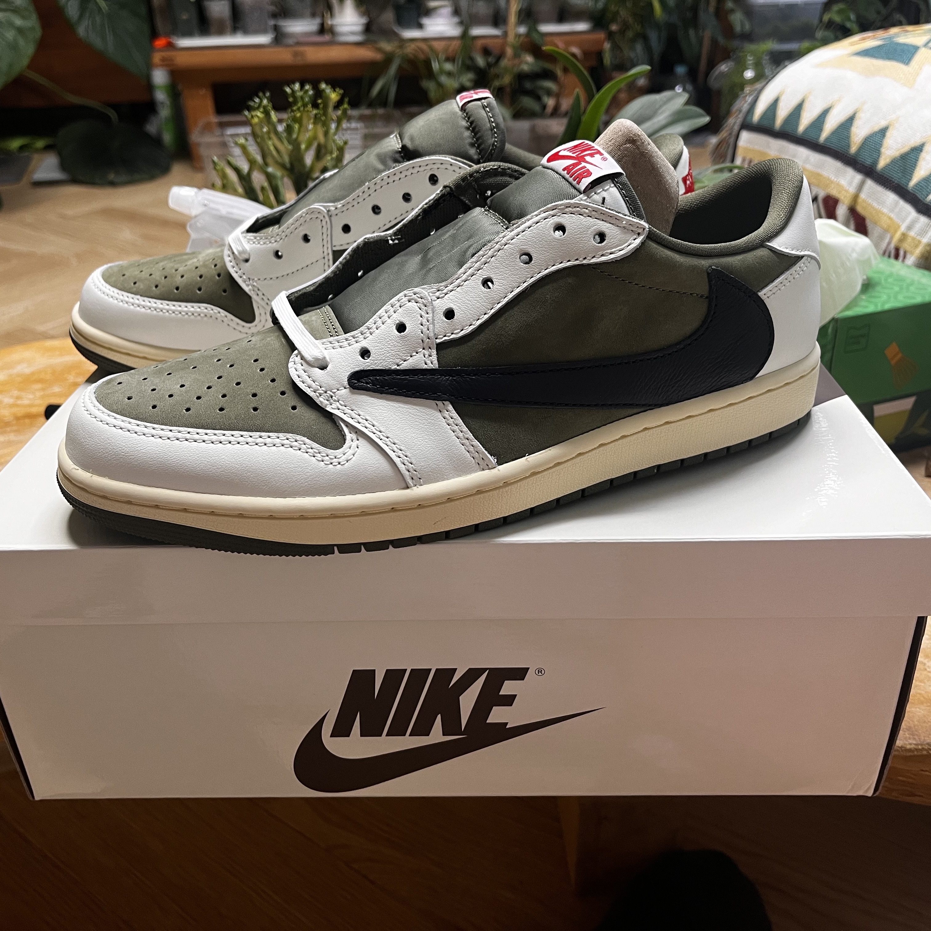 Jordan 1 x Travis Scott Retro Low OG SP Reverse Olive 착용 스타일 - 2