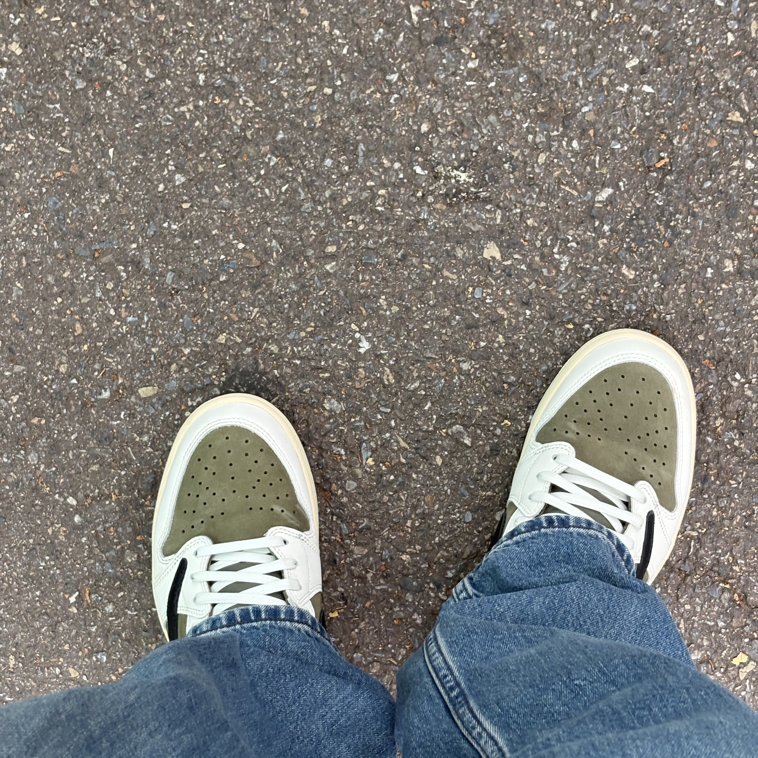 Jordan 1 x Travis Scott Retro Low OG SP Reverse Olive 착용 스타일