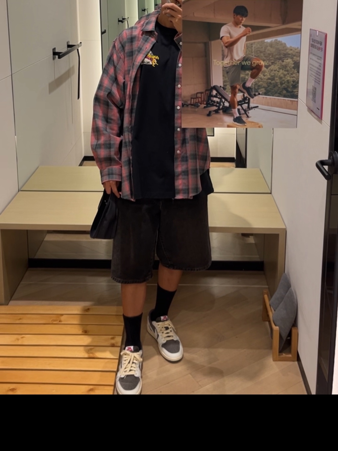 Palace Korea Tri-Ferg T-Shirt Black - 24SS, Jordan 1 x Travis Scott Retro Low OG SP Sail and Ridgerock 착용 스타일