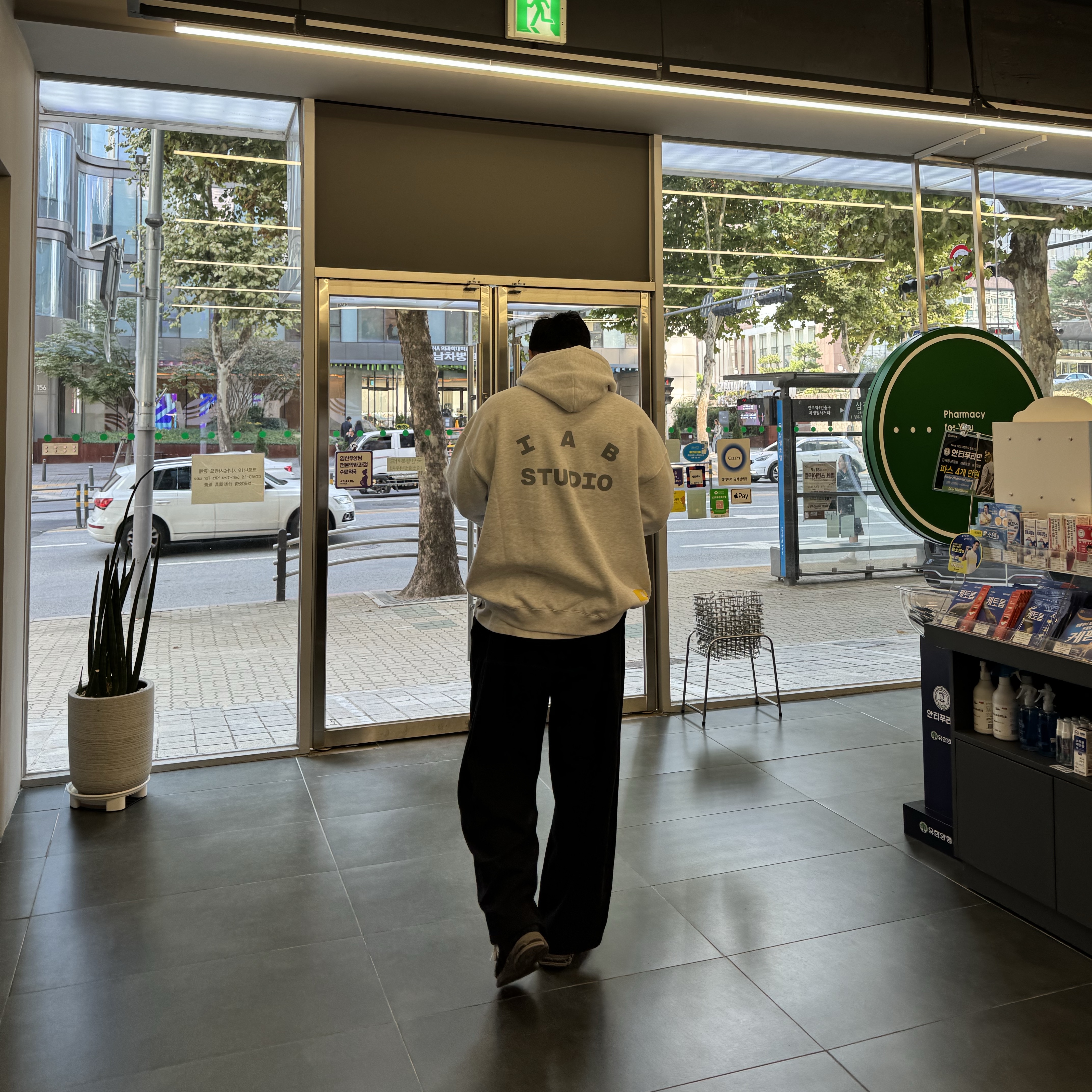 IAB Studio Hoodie Light Gray 착용 스타일 - 2