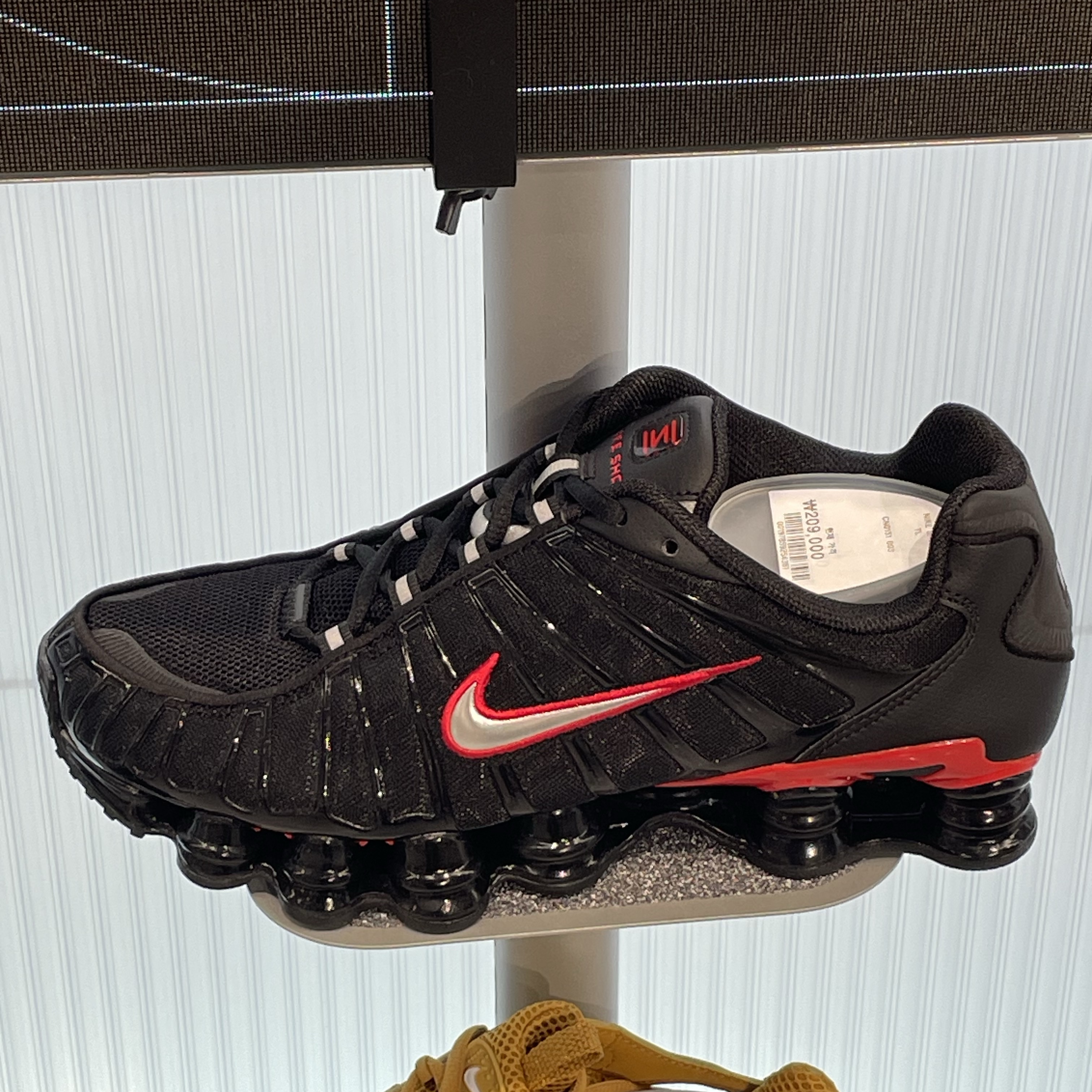 Nike Shox TL Black University Red 착용 스타일