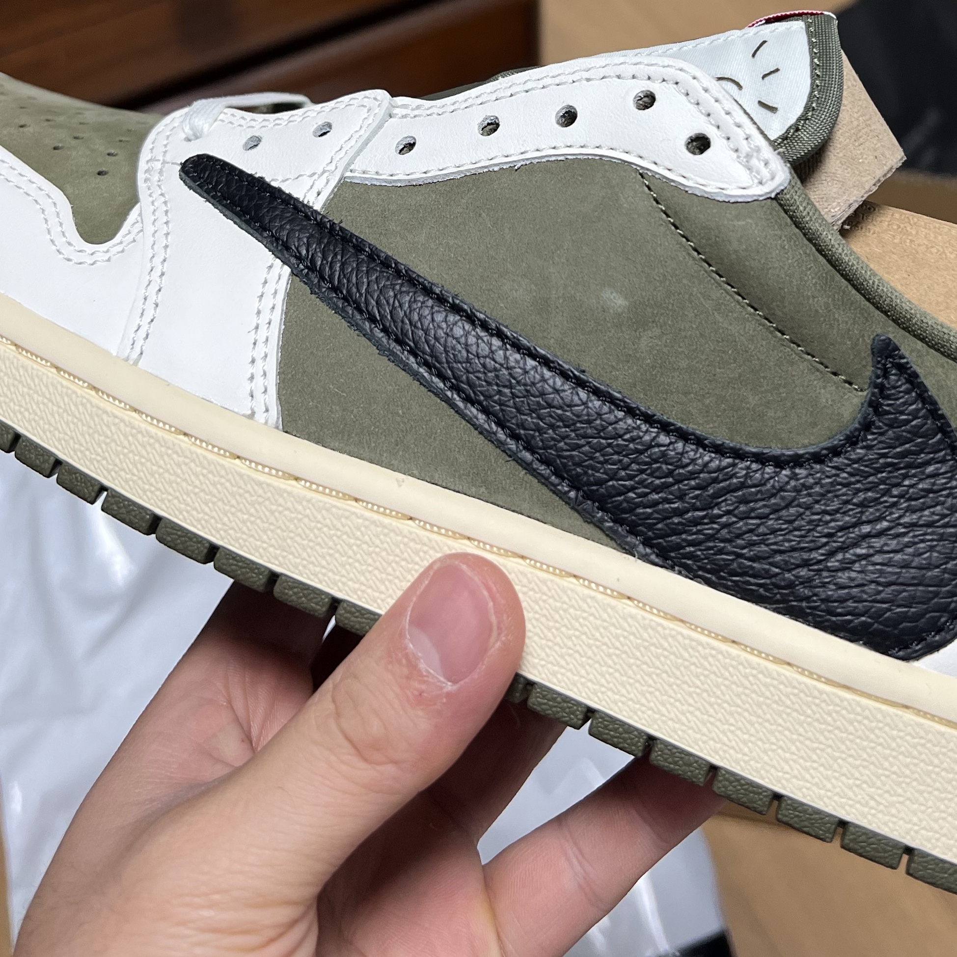 Jordan 1 x Travis Scott Retro Low OG SP Reverse Olive 착용 스타일