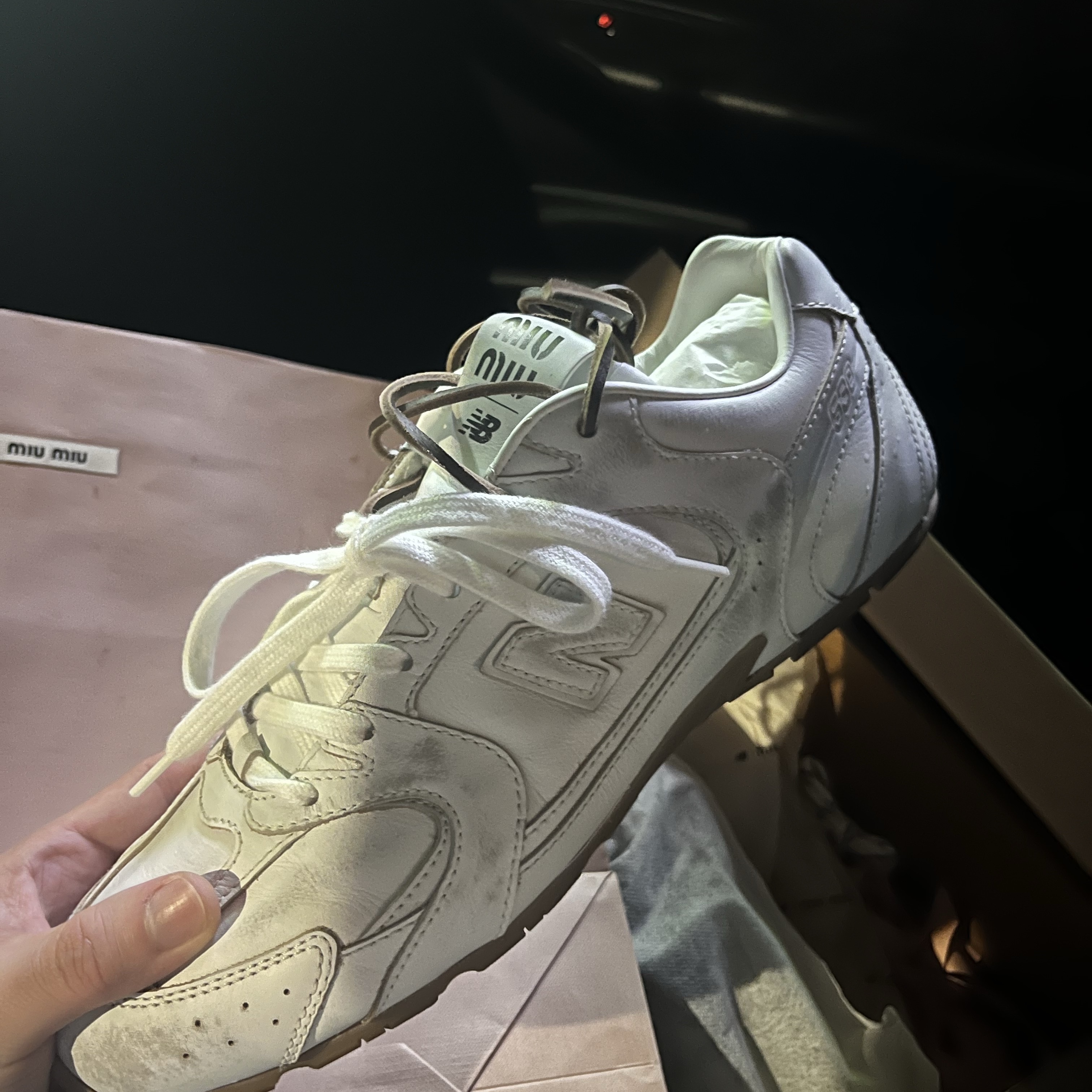 (W) New Balance x Miu Miu 530 SL Leather Sneakers White 착용 스타일 - 4