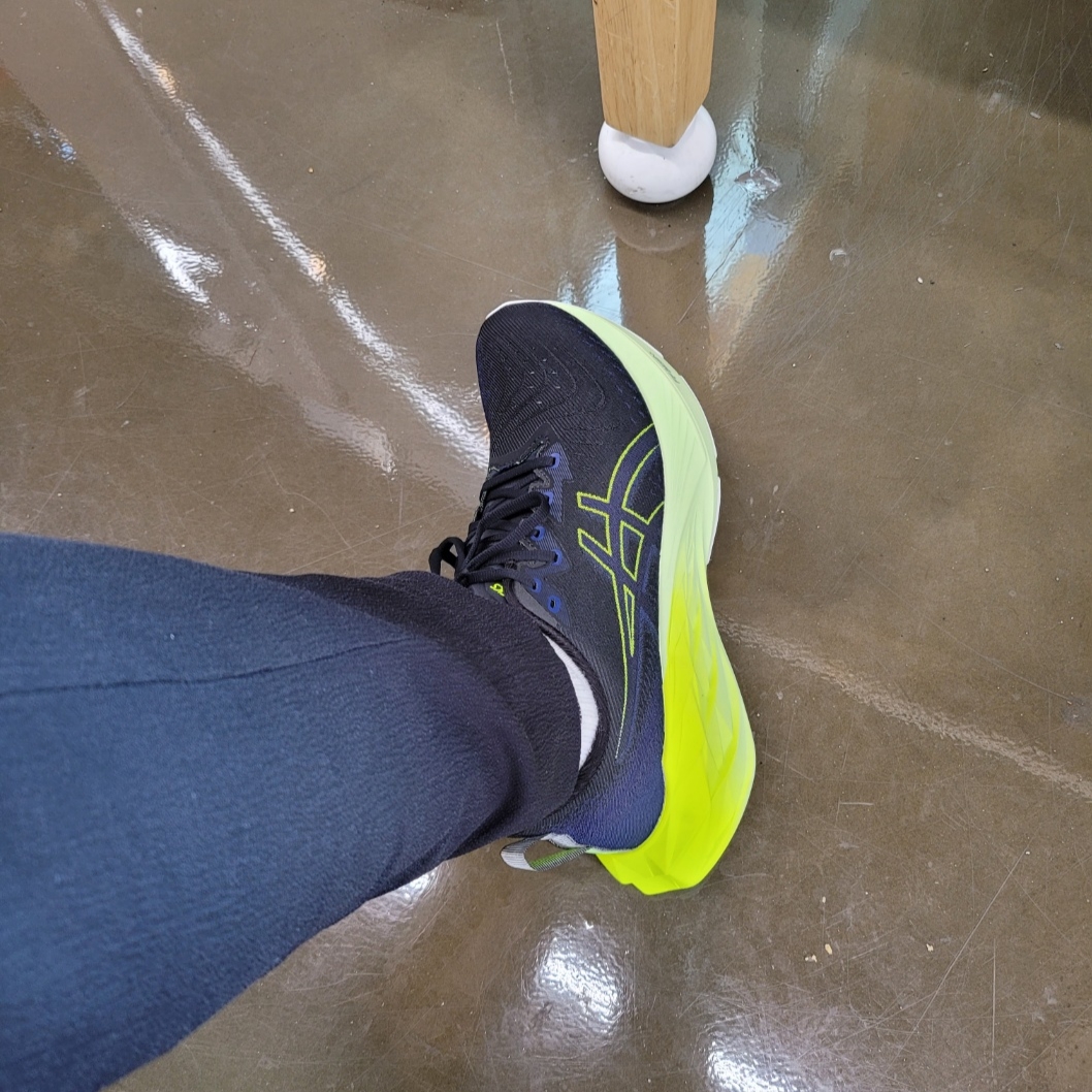 Asics Novablast 4 Black Blue Expanse - 2E Wide 착용 스타일