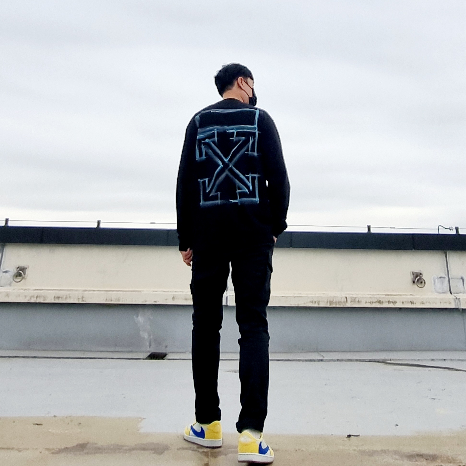 (W) Jordan 1 x Travis Scott Retro Low OG SP Canary, Off-White Marker Arrow Skate L/S T-Shirt Black 착용 스타일 - 1